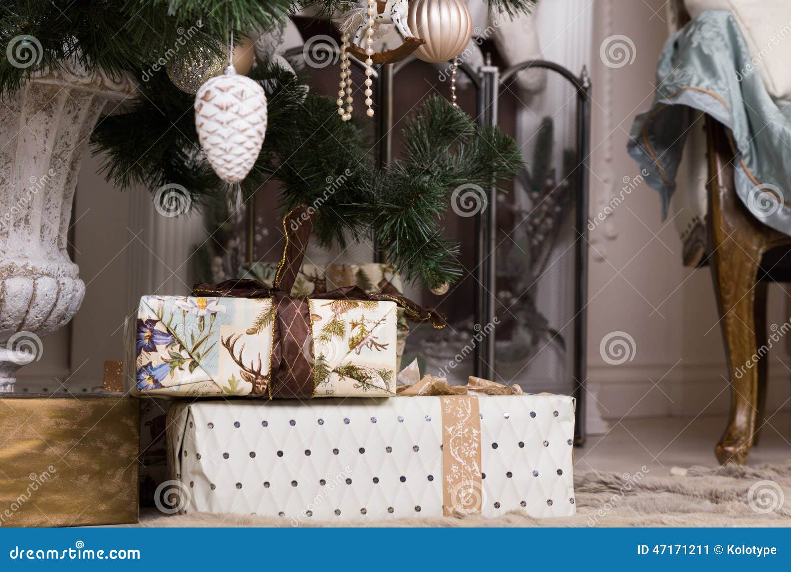 Bei Regali Di Natale.Bei Regali Di Natale Sotto L Albero Di Natale Immagine Stock Immagine Di Natale Pavimento 47171211