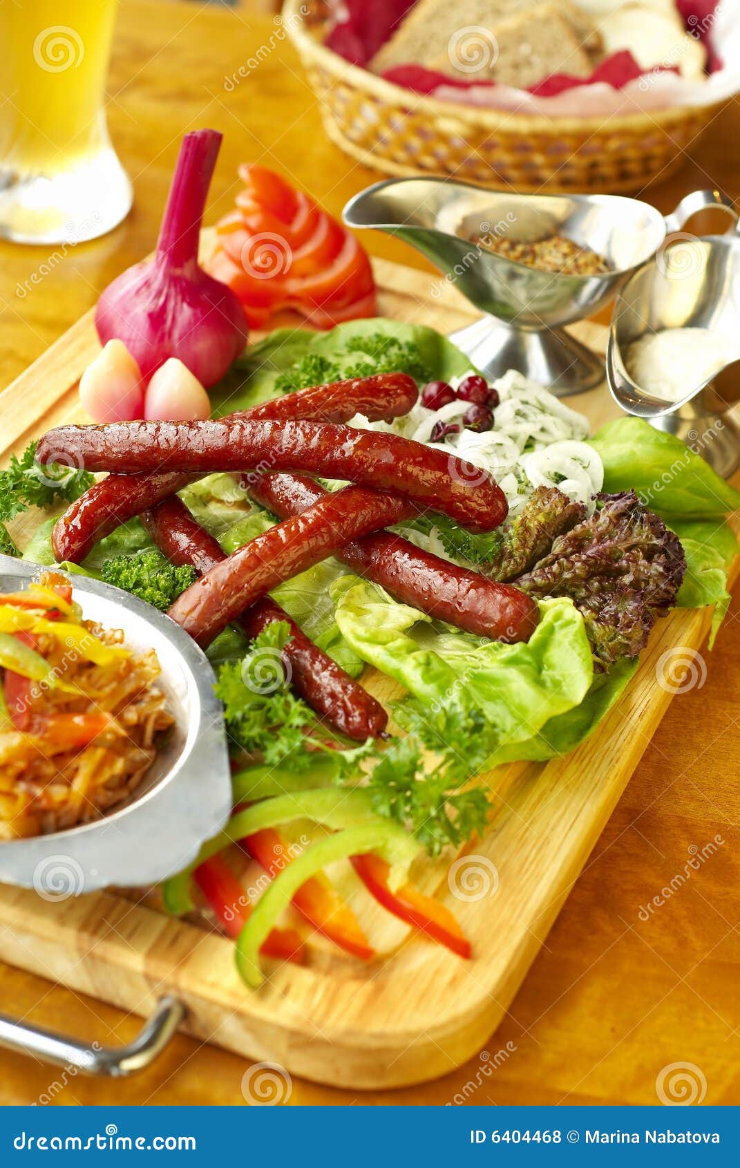 Beierse worstgrill stock foto. Image of bier, knoflook 6404468