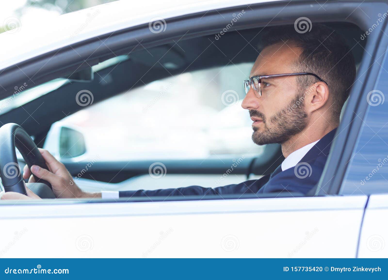 Beifahrer mit Lenkrad stockfoto. Bild von fahrer, klage - 157735420