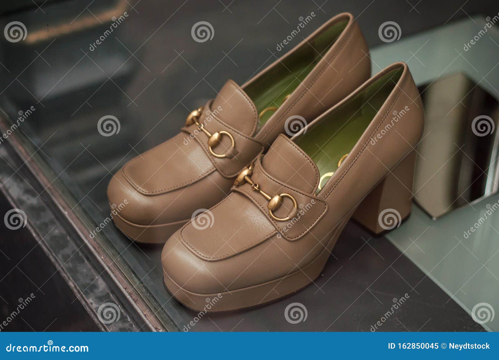 Beige Leren Schoenen Van Het Merk Gucci In Een Luxe Beige Leren Schoenen Van Het Merk Gucci In Een Luxe