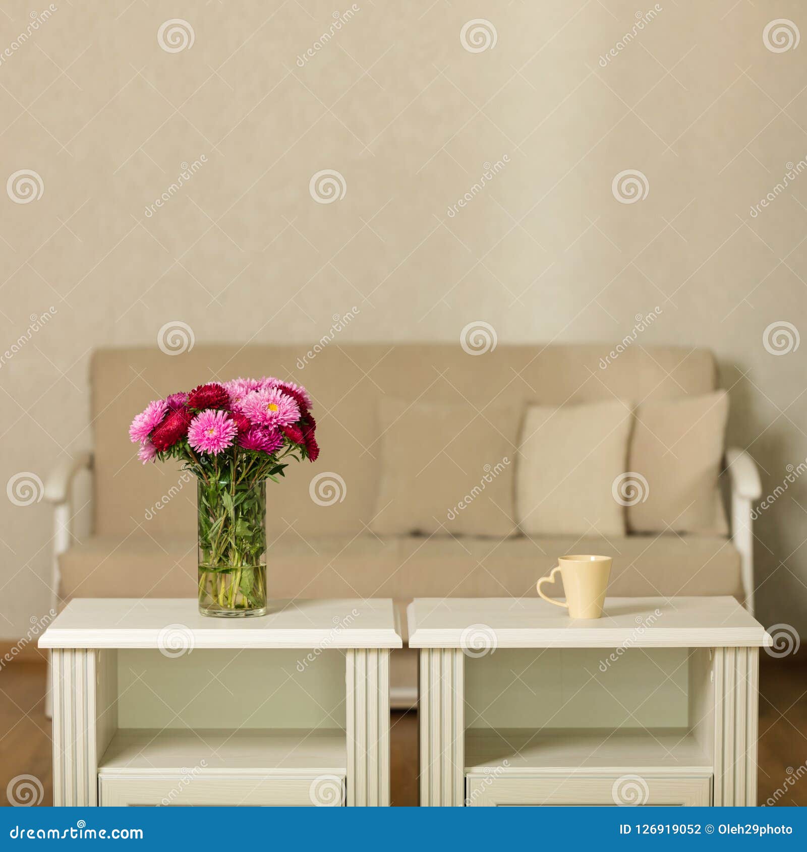 Beige Sofa Mit Kissen Im Wohnzimmer Und Vase Mit Blumen Stockfoto Bild Von Kissen Vase