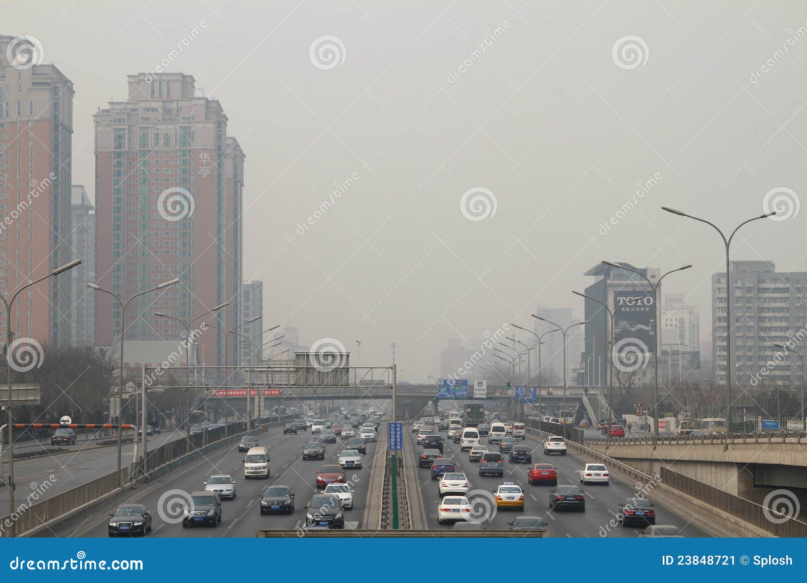 Beijing smog. Smog för väg för luftbeijing synlig upptagen porslin