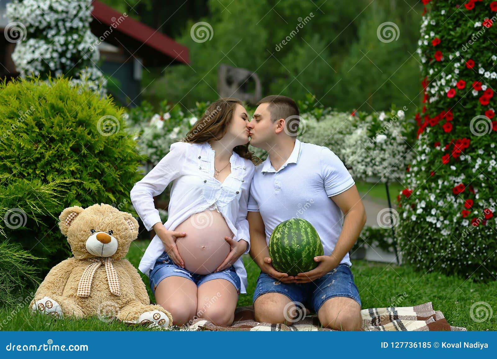 Beijo Grávido Dos Pares Menina Grávida Engraçada Com Seu Jogo Do Marido Com  O Urso Da Melancia E Do Luxuoso Imagem Autêntica Do E Imagem de Stock -  Imagem de divertimento, pais