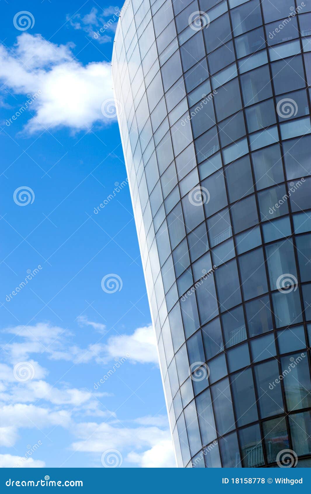 Beinahe ringsum Glasgebäude