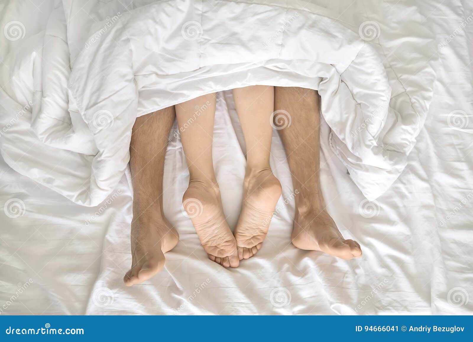 Жена с чувственными ногами. Пяточка из под одеяла. Ноги торчат из под одеяла. Ноги торчат из одеяла. Пятки из под одеяла.