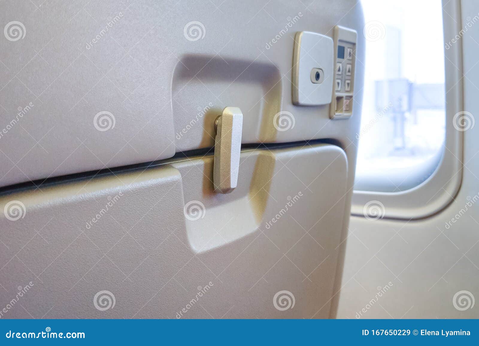 https://thumbs.dreamstime.com/z/beistelltisch-f%C3%BCr-flugzeugtr%C3%A4ger-auf-der-r%C3%BCckenlehne-geschlossen-tisch-dem-flugzeug-lebensmittel-getr%C3%A4nke-gadgets-konzept-167650229.jpg