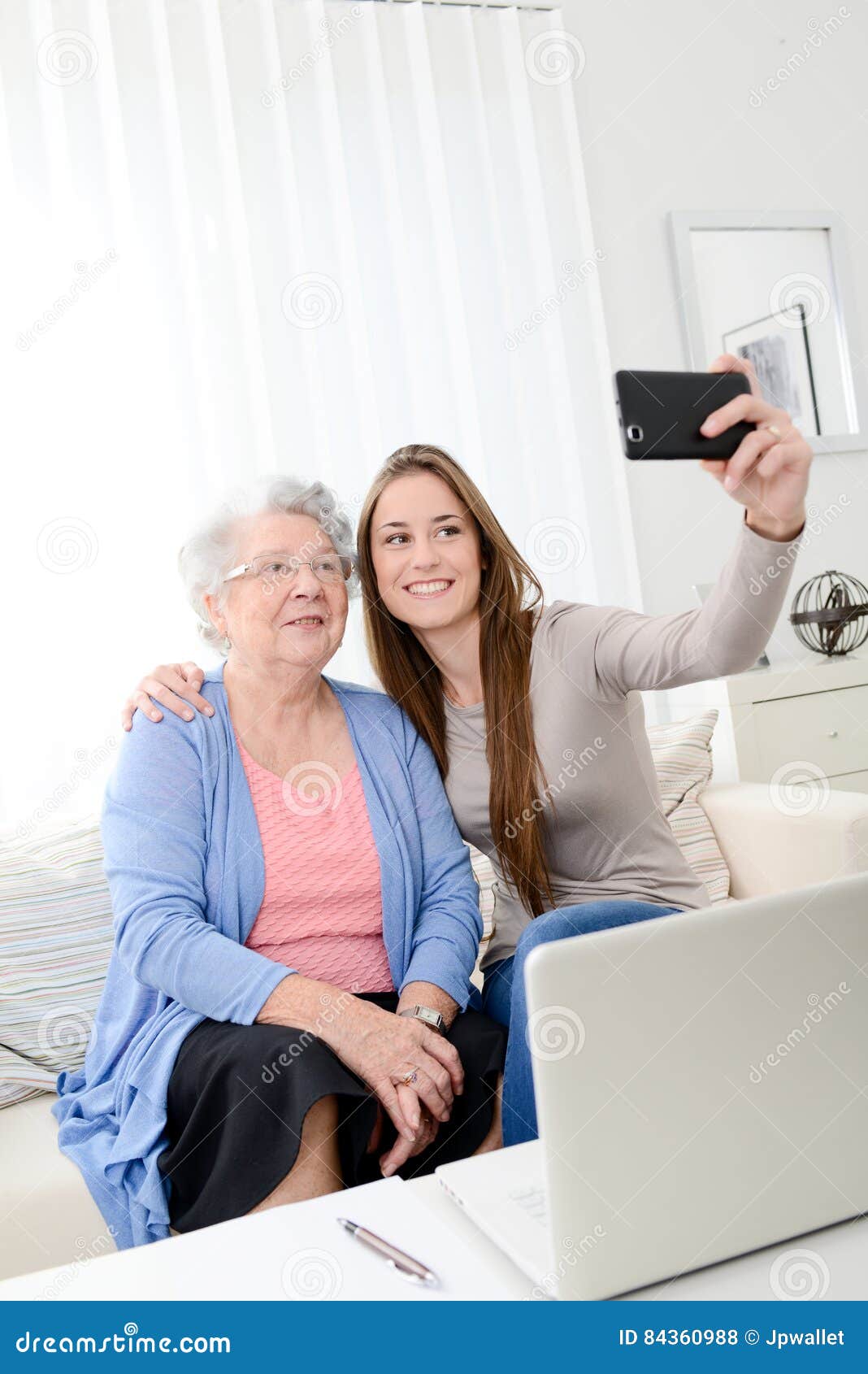 Bejaarden die een selfie met haar jonge kleindochter thuis maken