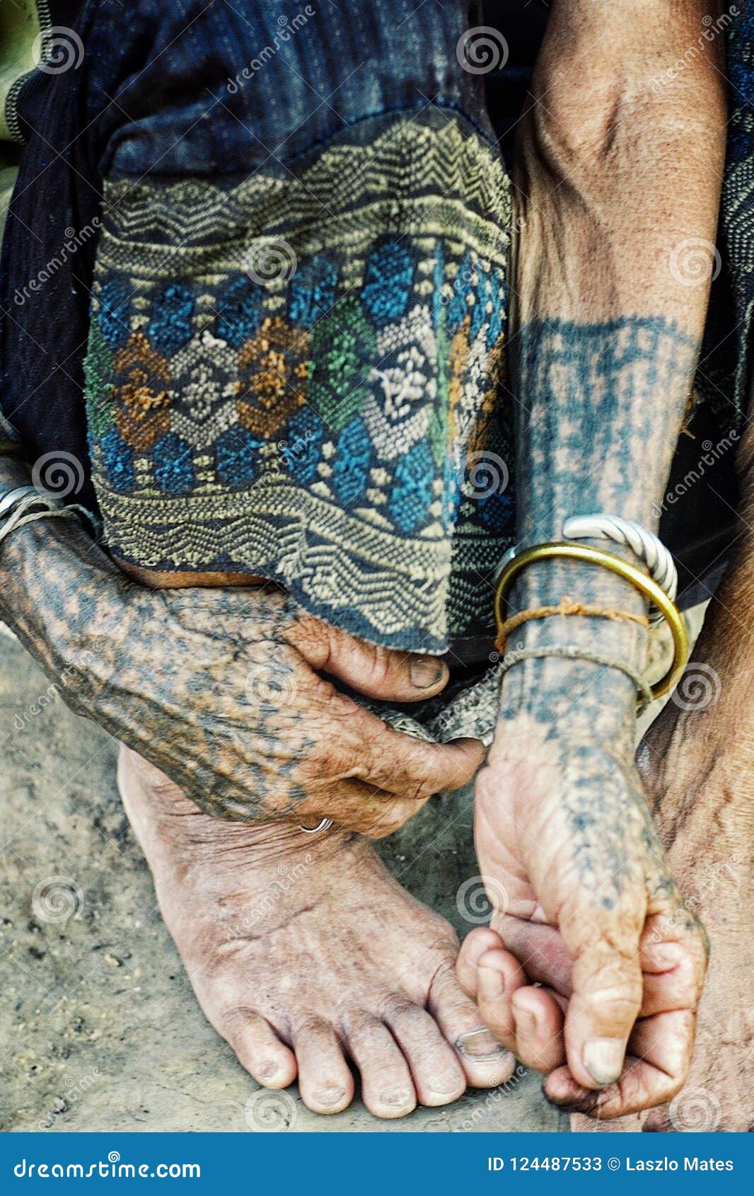 Luang Namta/Laos - 06 juli 2011: bejaarde stammenvrouw met traditionele tatoegeringen voor haar huis