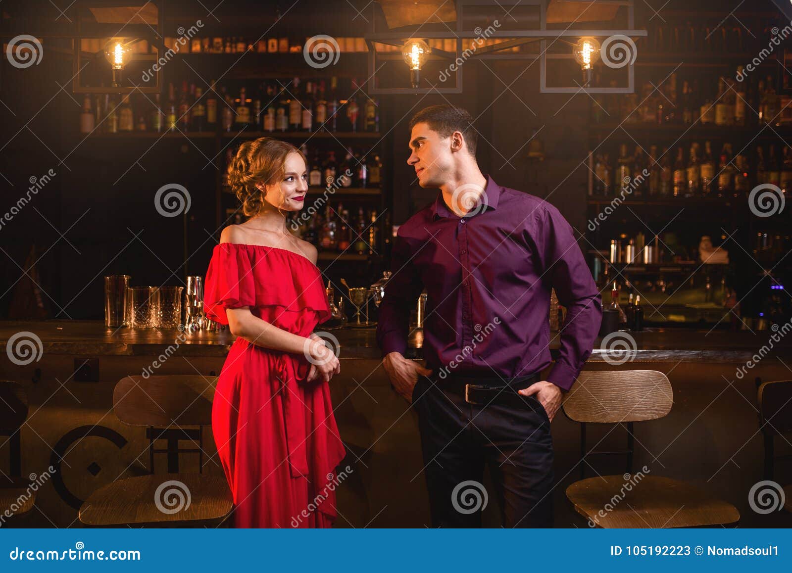 Frau flirtet mit freund