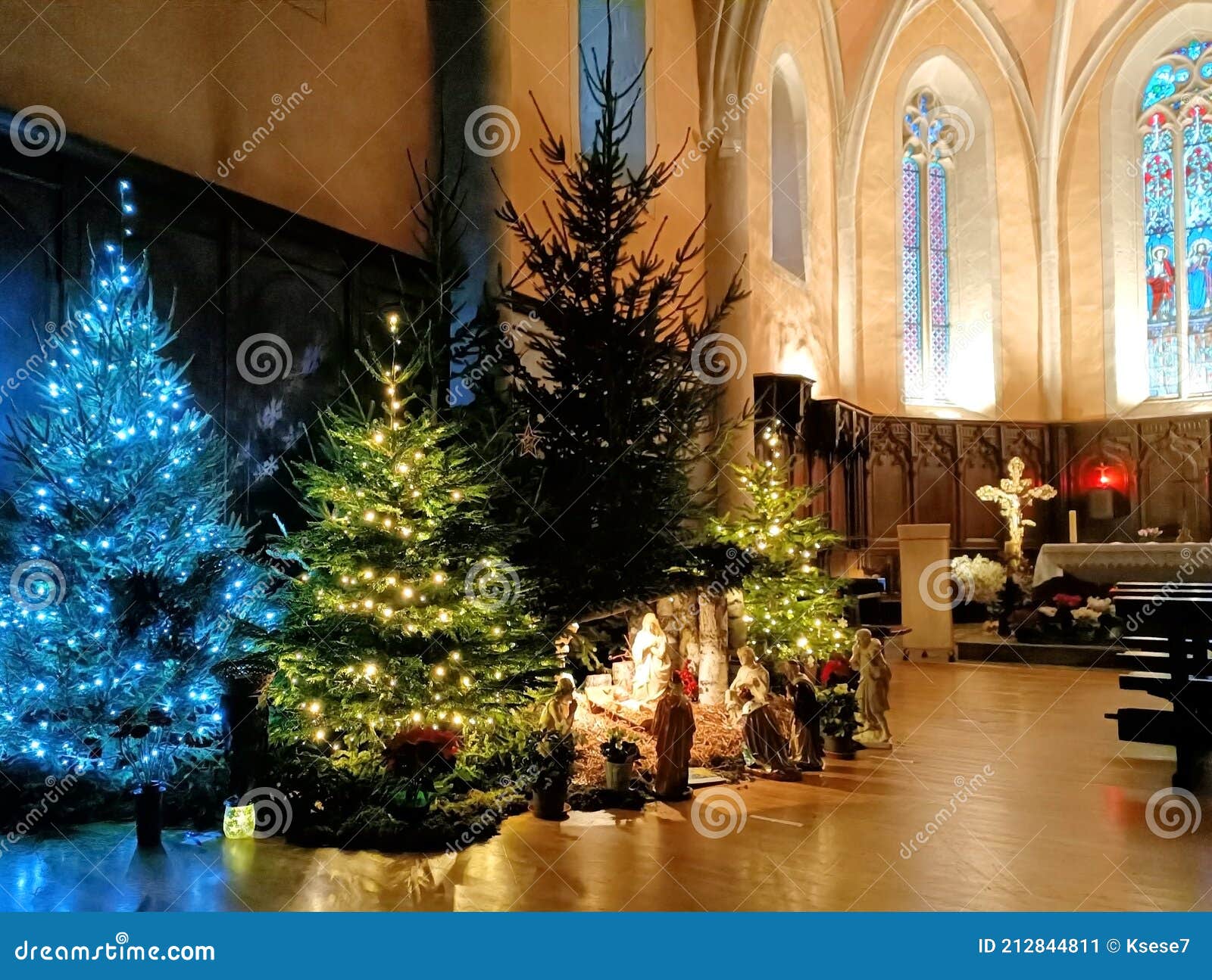 Belén Con árboles De Navidad En La Iglesia Católica De Francia Imagen de  archivo - Imagen de templo, monumento: 212844811