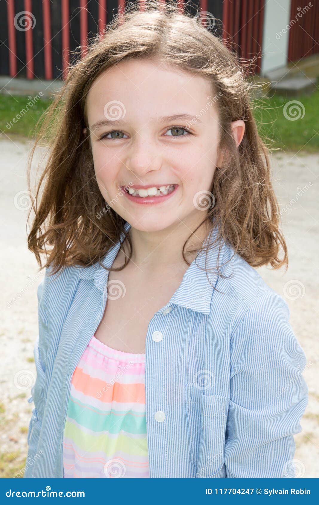 Bel Enfant De Brune Avec Le Portrait De Petite Fille D Yeux Bleus Image Stock Image Du Personne Enfant Bel Enfant De Brune Avec Le Portrait De Petite Fille D Yeux Bleus Image Stock Image Du Personne Enfant