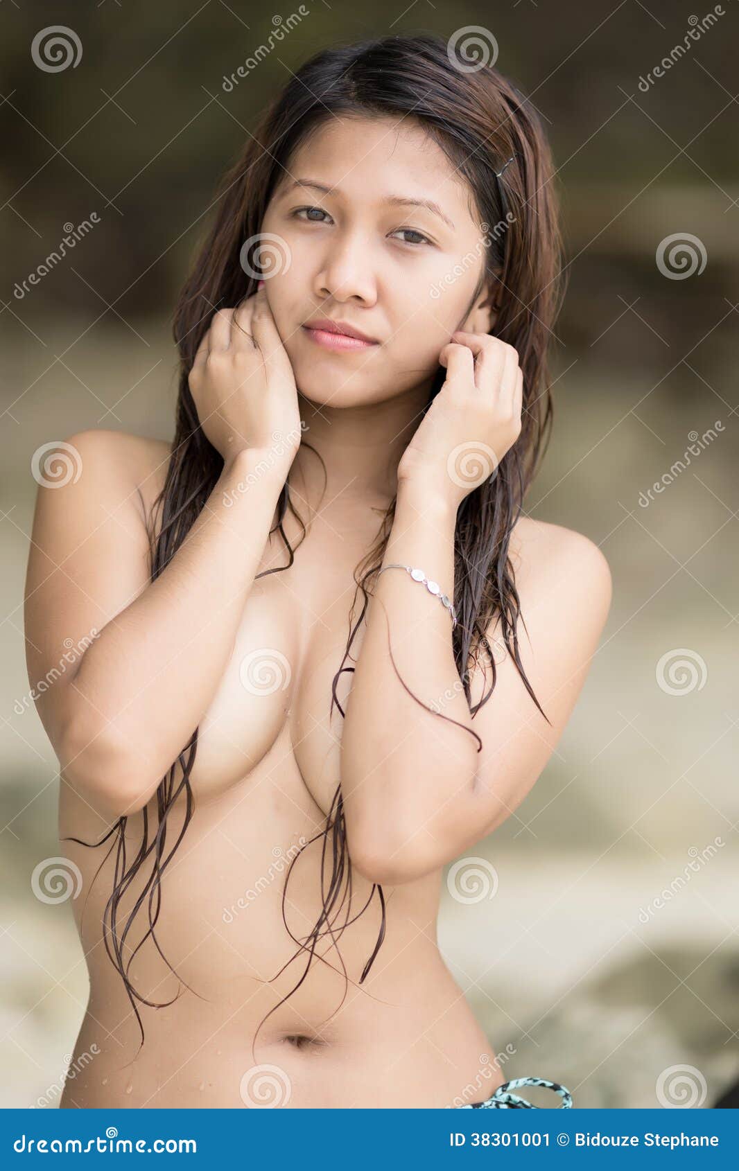 Jeune femme asiatique nue