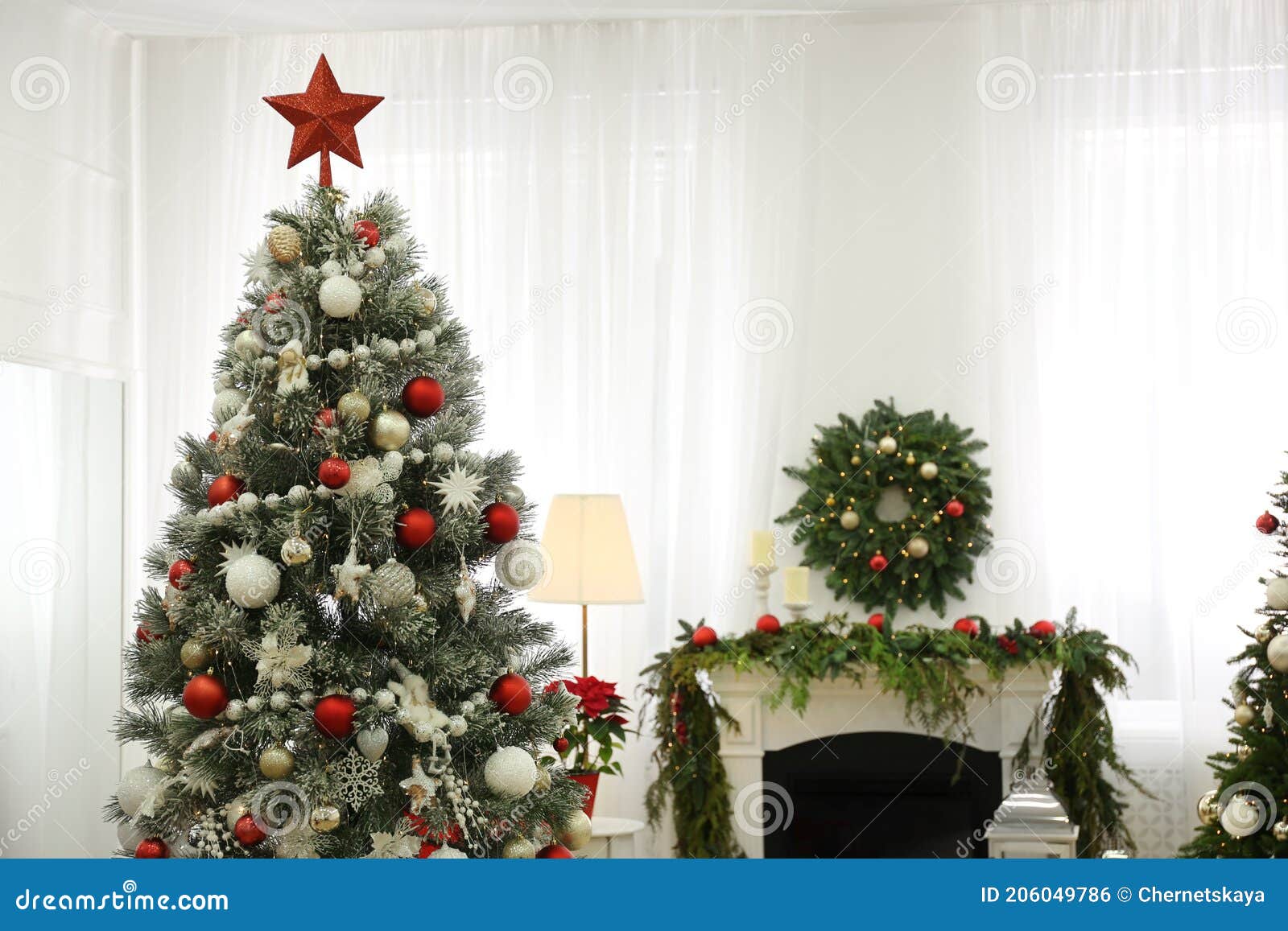 Bela árvore De Natal Com Ponta De Estrela Em Sala Decorada Foto de Stock -  Imagem de fada, brinquedo: 206049786