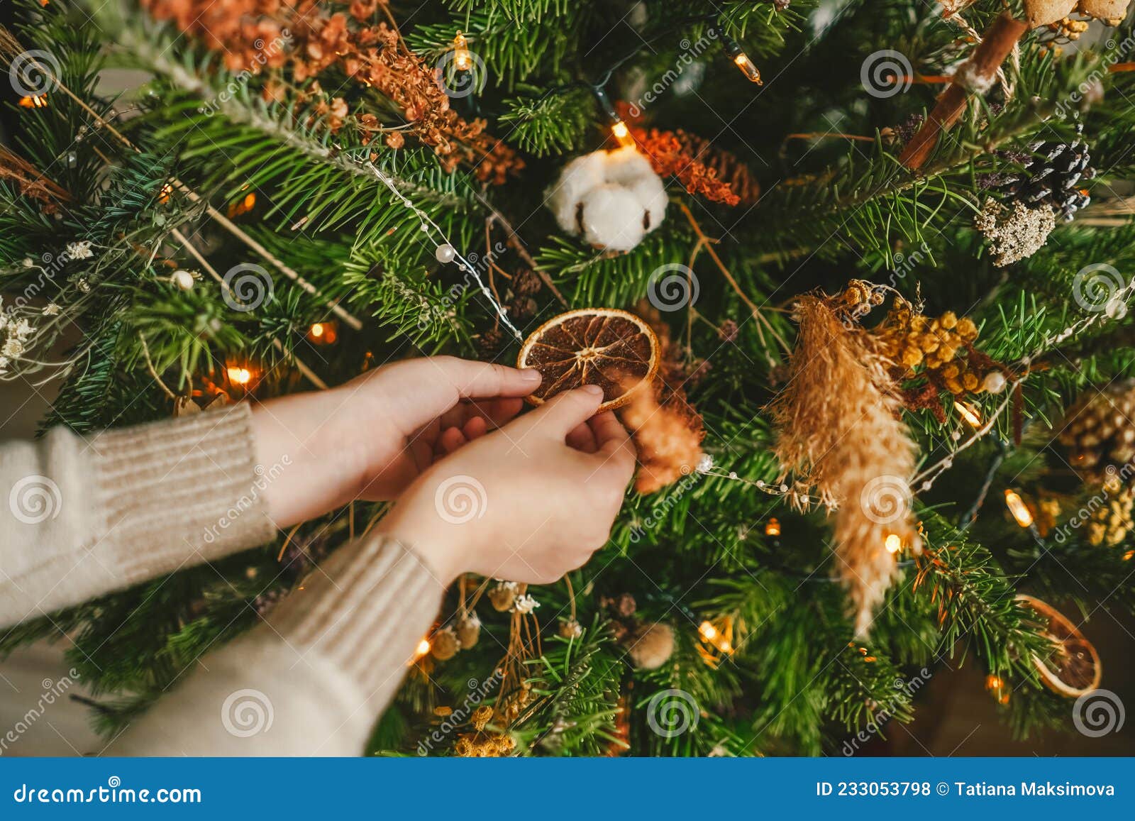 Bela árvore De Natal Decorada Com Decoração Natural Foto de Stock - Imagem  de escandinavo, naughty: 233053798