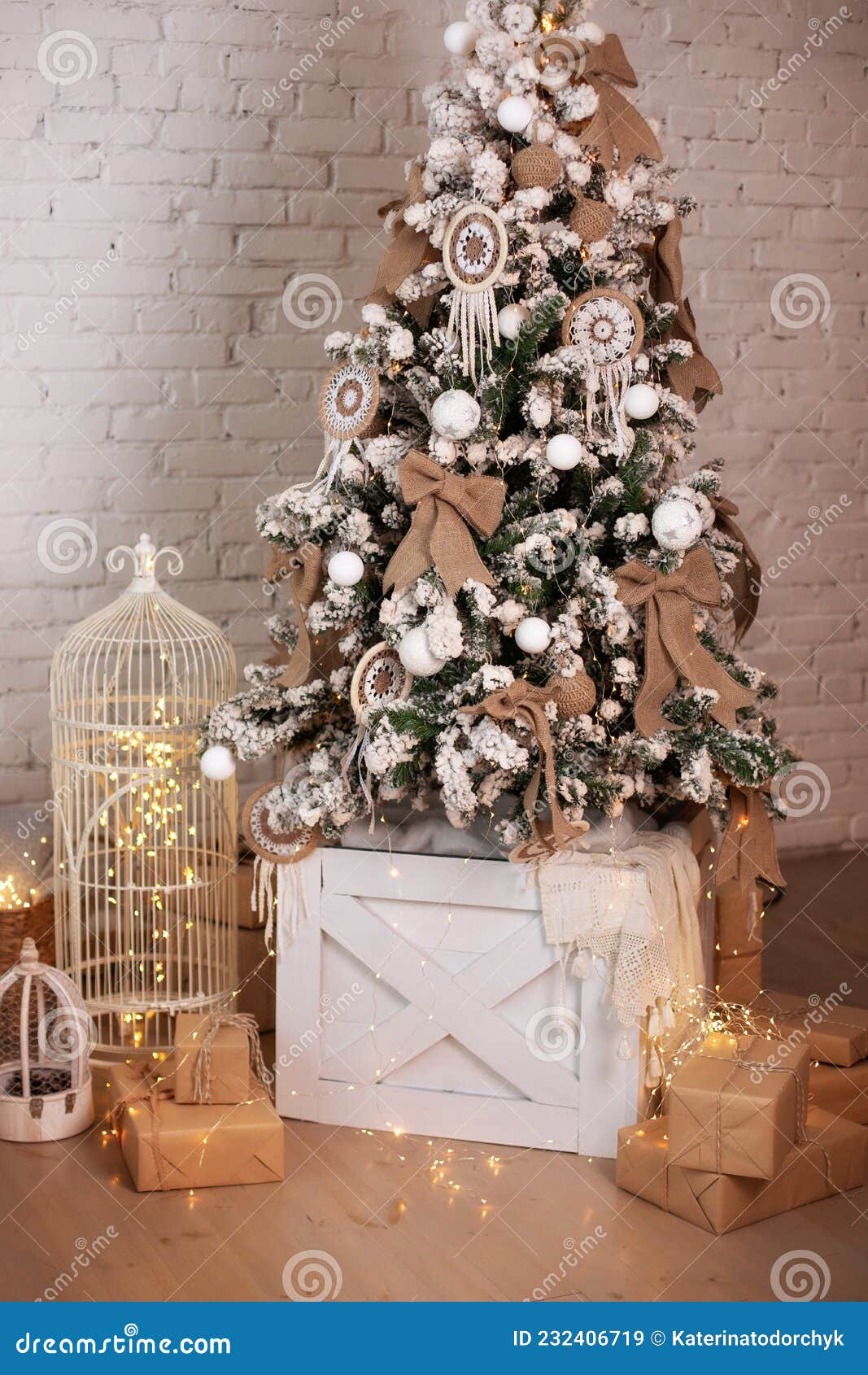 Bela árvore De Natal Decorada Com Presentes. Conceito De Decoração De Novo  Ano. Confortável Sala De Estar No Interior Do Xmas. Pre Imagem de Stock -  Imagem de fundo, casa: 232406719