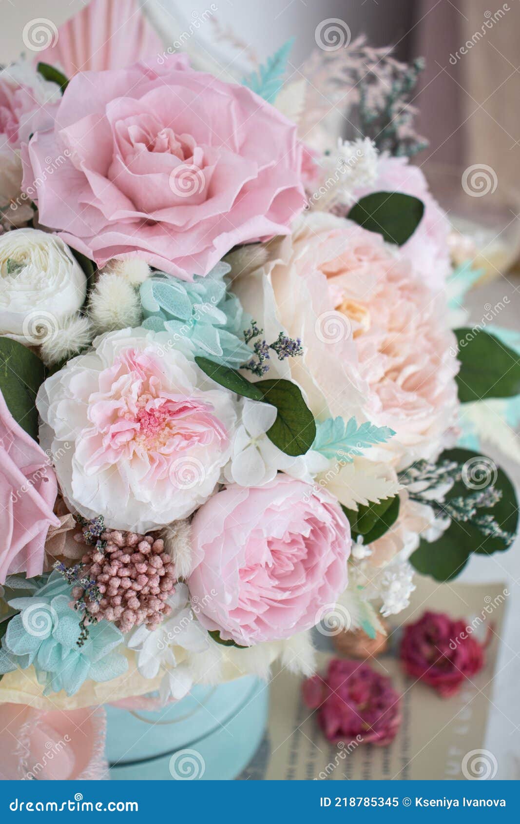 Bela Caixa De Flores Em Cor Azul De Tiffany. Belo Buquê De Primavera Com  Flores Suaves Na Caixa. Flores Conservadas Imagem de Stock - Imagem de  presente, beleza: 218785345