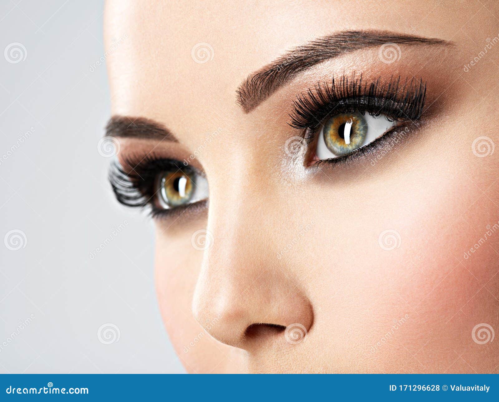 mulher bonita caucasiana com maquiagem multicolorida e olhos