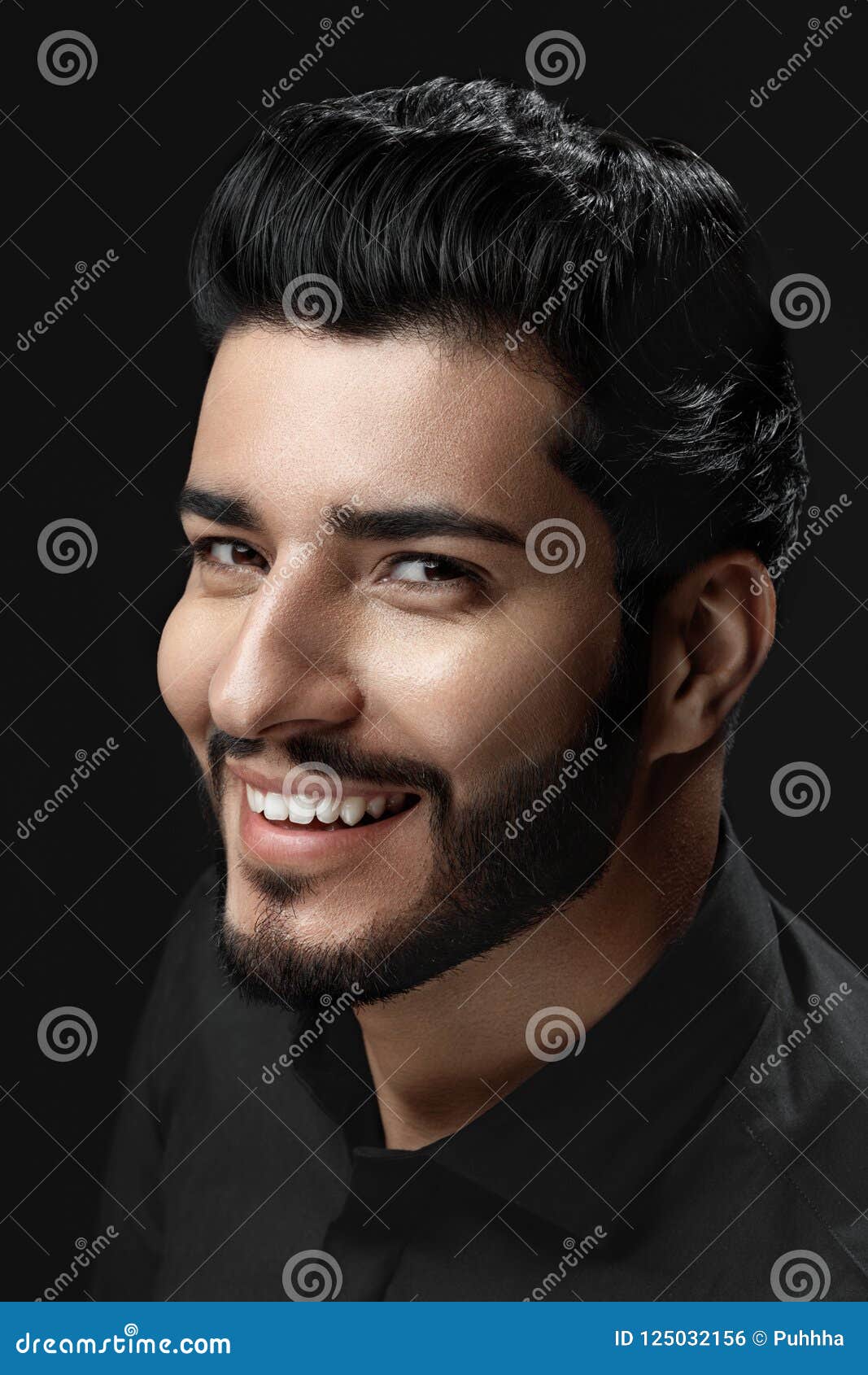 Beleza. Homem com estilo de cabelo e retrato de barba. Bonito Masculino  fotos, imagens de © puhhha #211268226