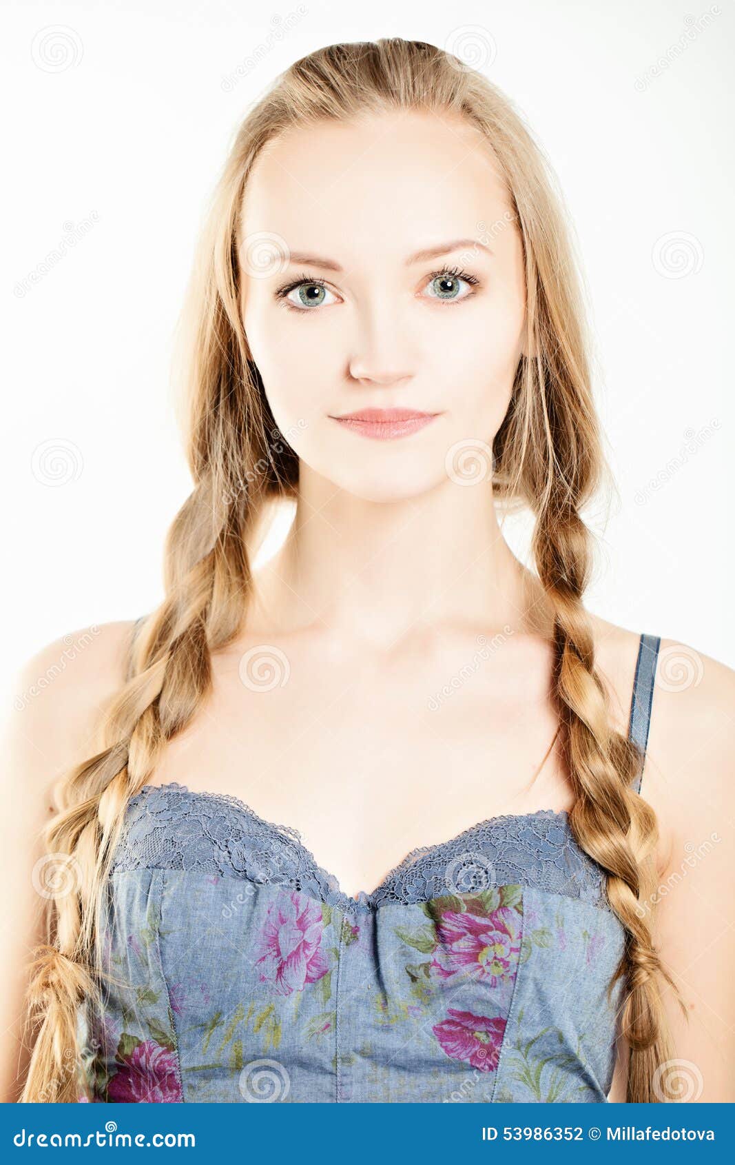 Foto de Menina Bonita Com Cabelo Saqueado Vermelho Sem Maquiagem Olha Para  Longe Em Um Fundo Bege No Estúdio e mais fotos de stock de Beleza natural -  Pessoas - iStock