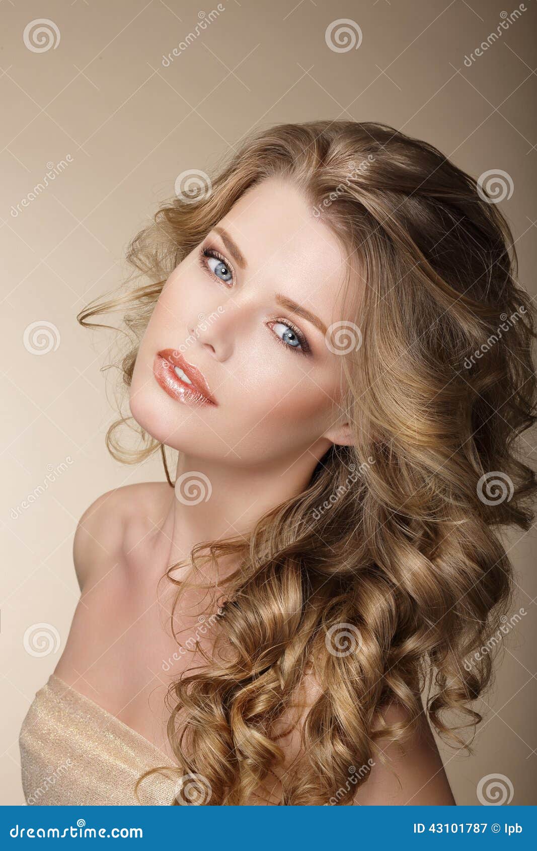 Mulher de cabelo bonito com retrato feminino de cabelo longo morena beleza  helathy penteado. tiro do estúdio.