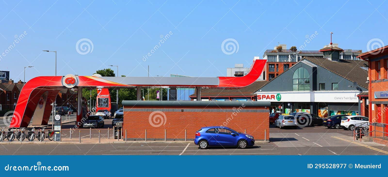 Markierten Gasöl und Kerosin Heizung Ölpumpen an einer Tankstelle  ordentlich zu Carrickart Donegal Ireland Stockfotografie - Alamy