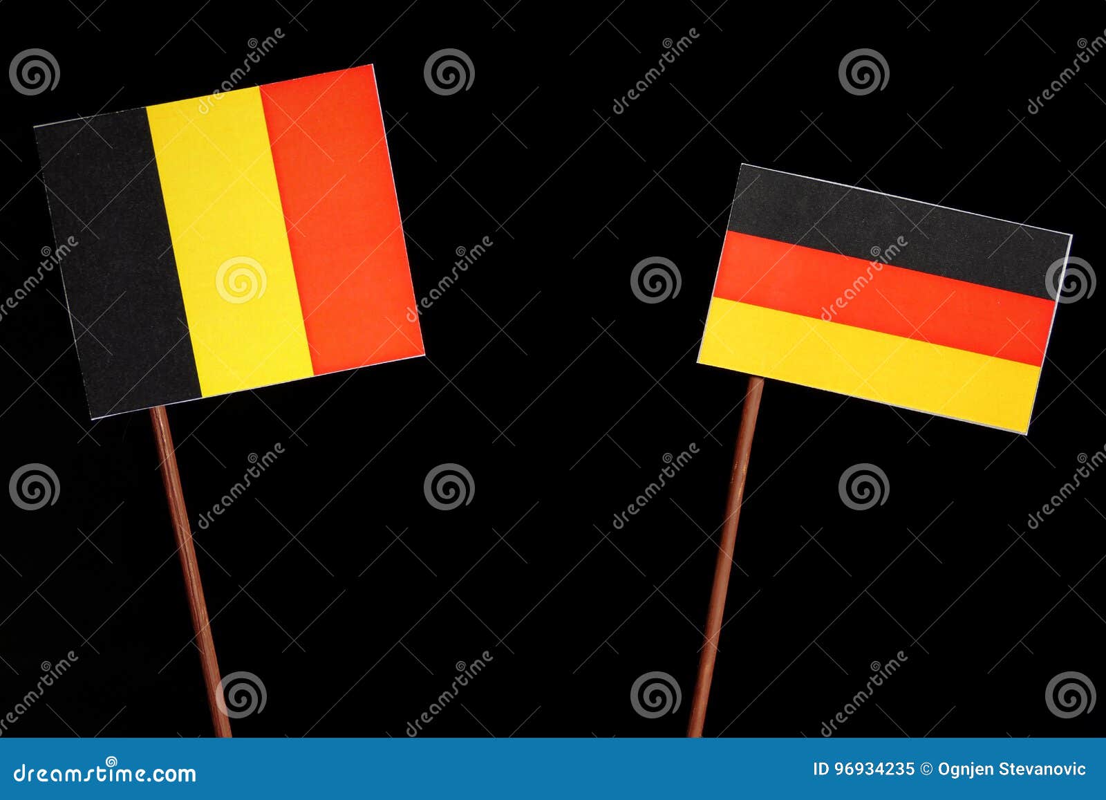 Belgische Flagge Mit Der Deutschen Flagge Lokalisiert Auf Schwarzem Stockbild Bild Von Flagge Schwarzem