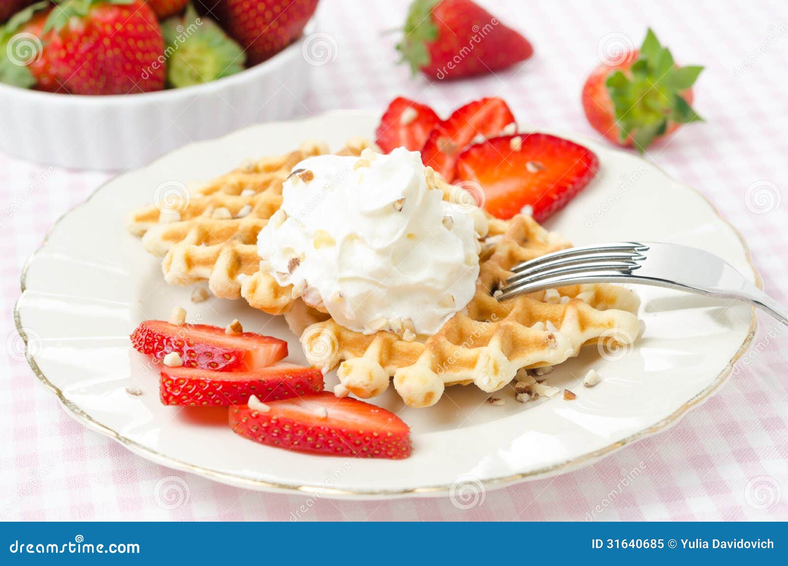 Belgische Waffeln Mit Frischen Erdbeeren Und Schlagsahne Stockbild ...