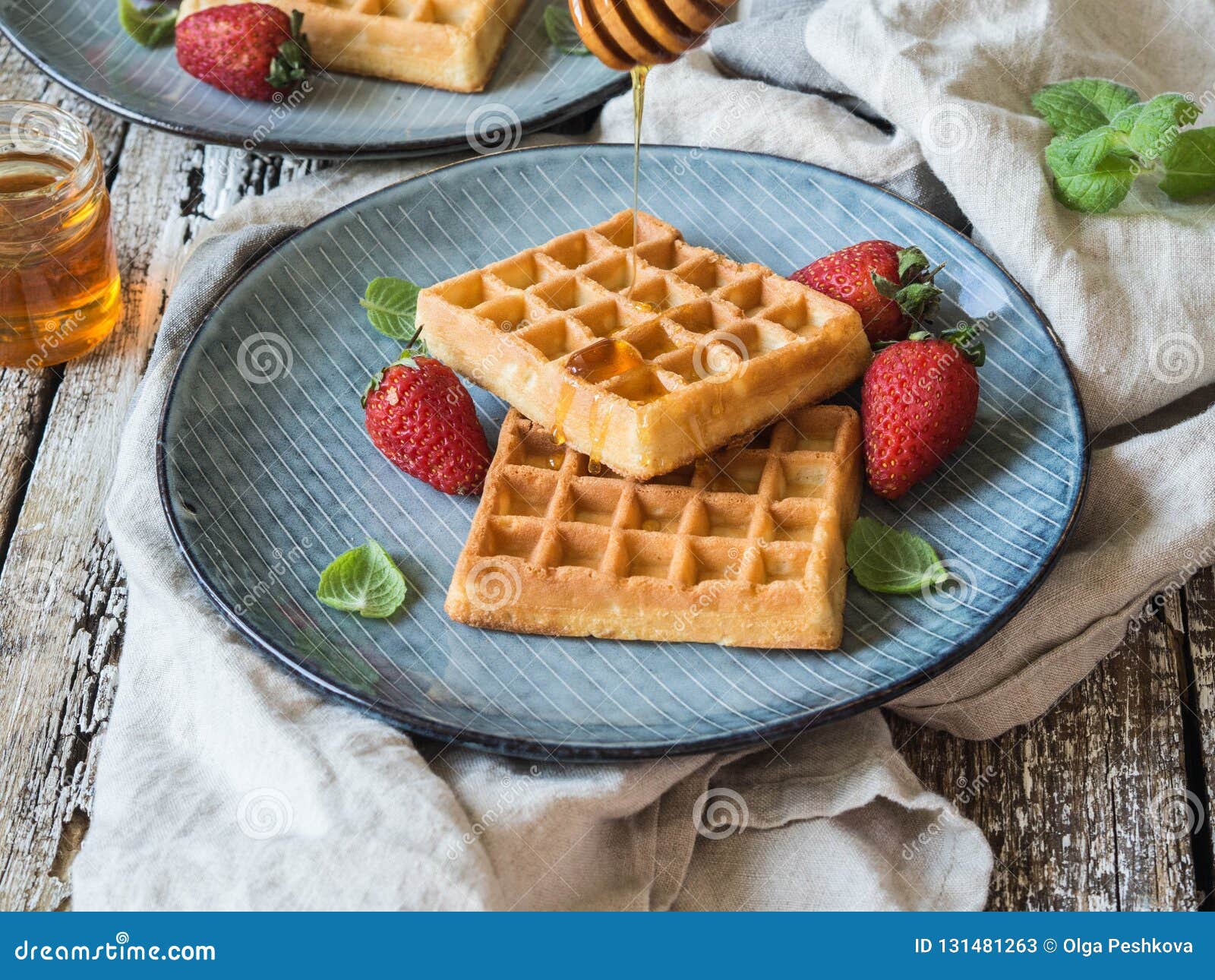 Belgische Waffeln Mit Honig Und Erdbeeren Auf Einer Blauen Platte ...