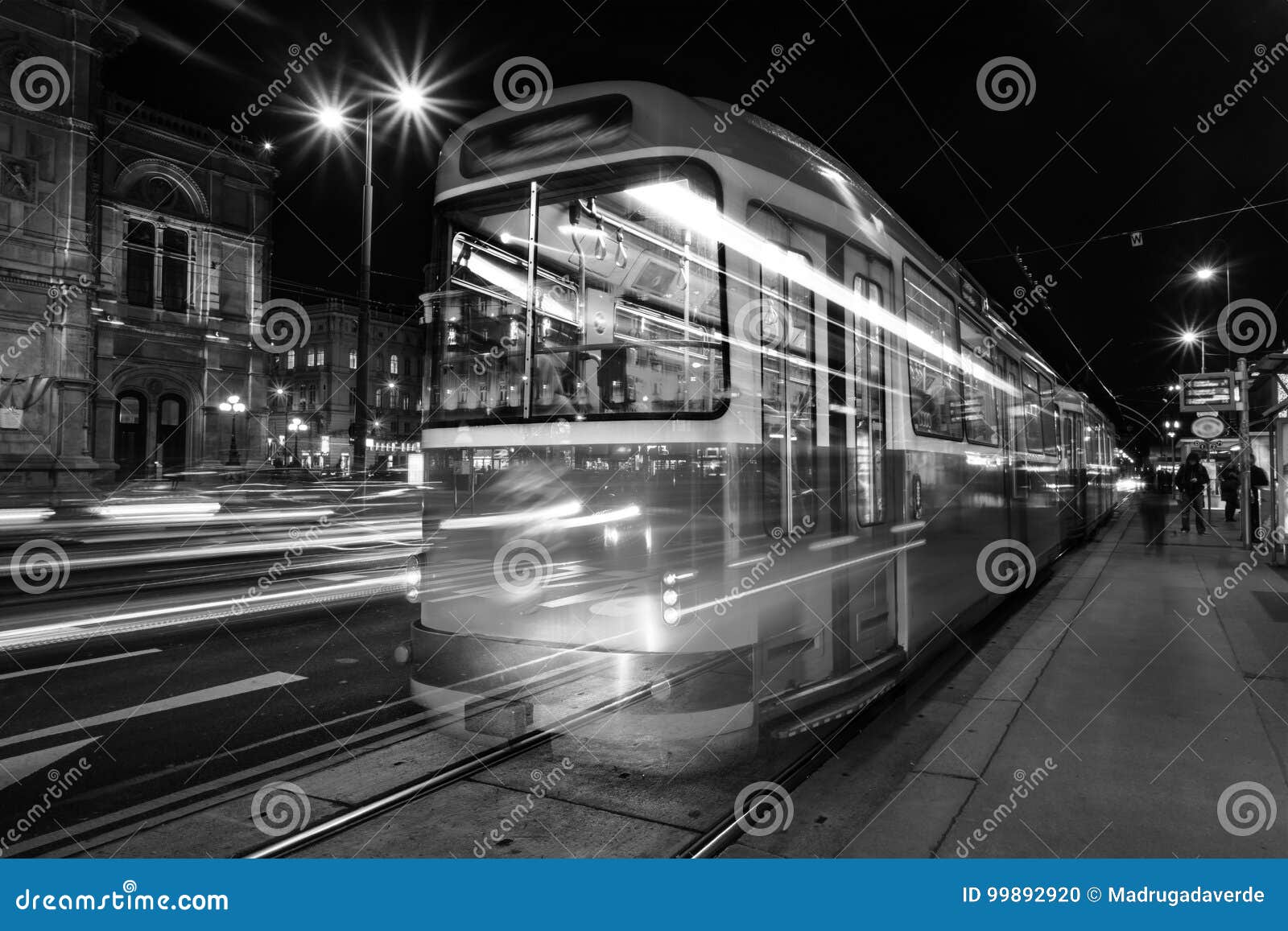 Belichtetes Opernhaus in Wien, in Österreich und in der Tram. Wien, Österreich Belichtetes Opernhaus in Wien, Österreich an der Nacht mit Ampeln und an der Bewegung verwischte rote Tram Rebecca 6