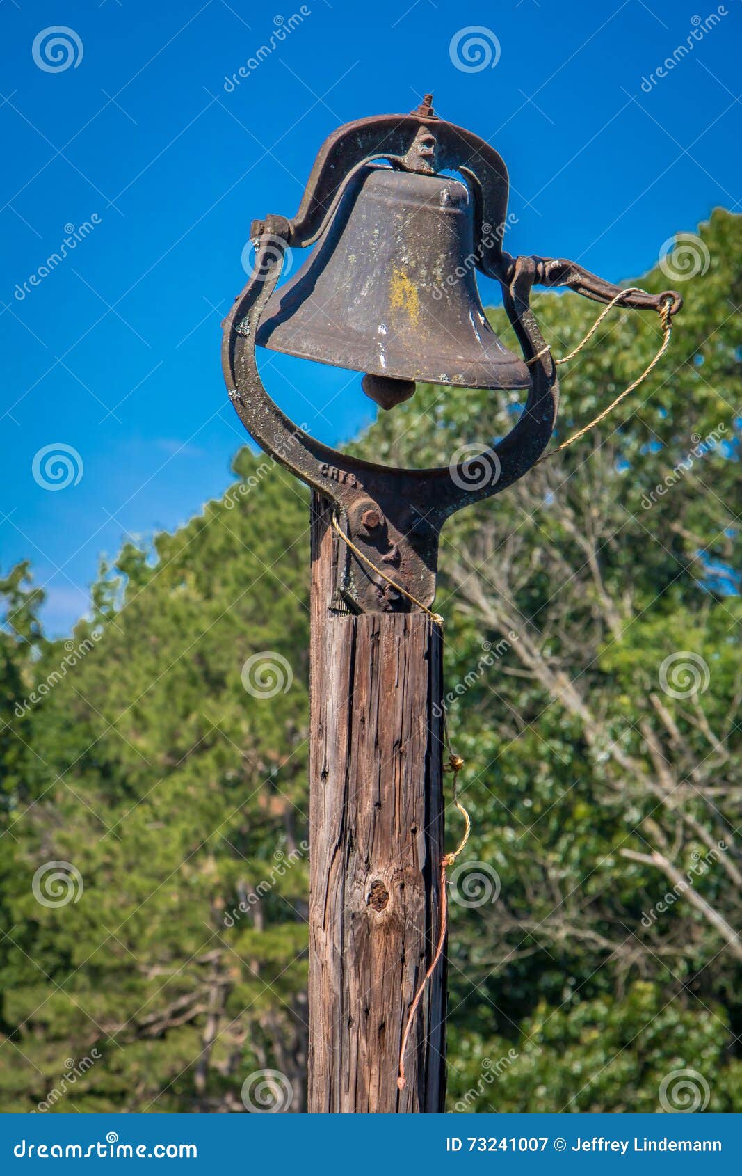 Bell superficielle par les agents. Vieille cloche sur un poteau en bois à une ferme de cheval Situé près de Gainesville la Géorgie