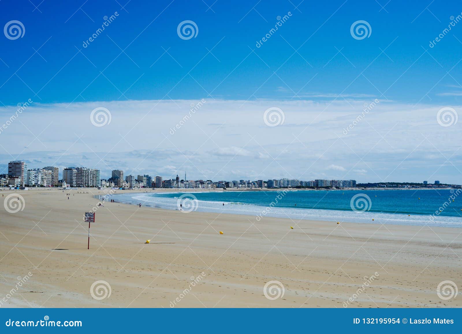 La Rochelle, Charente-marittimo/Francia - 10 AGOSTO 2015: bella baia con un paesaggio urbano giallo sabbia del mare e piacevole bianco blu sbalorditivo