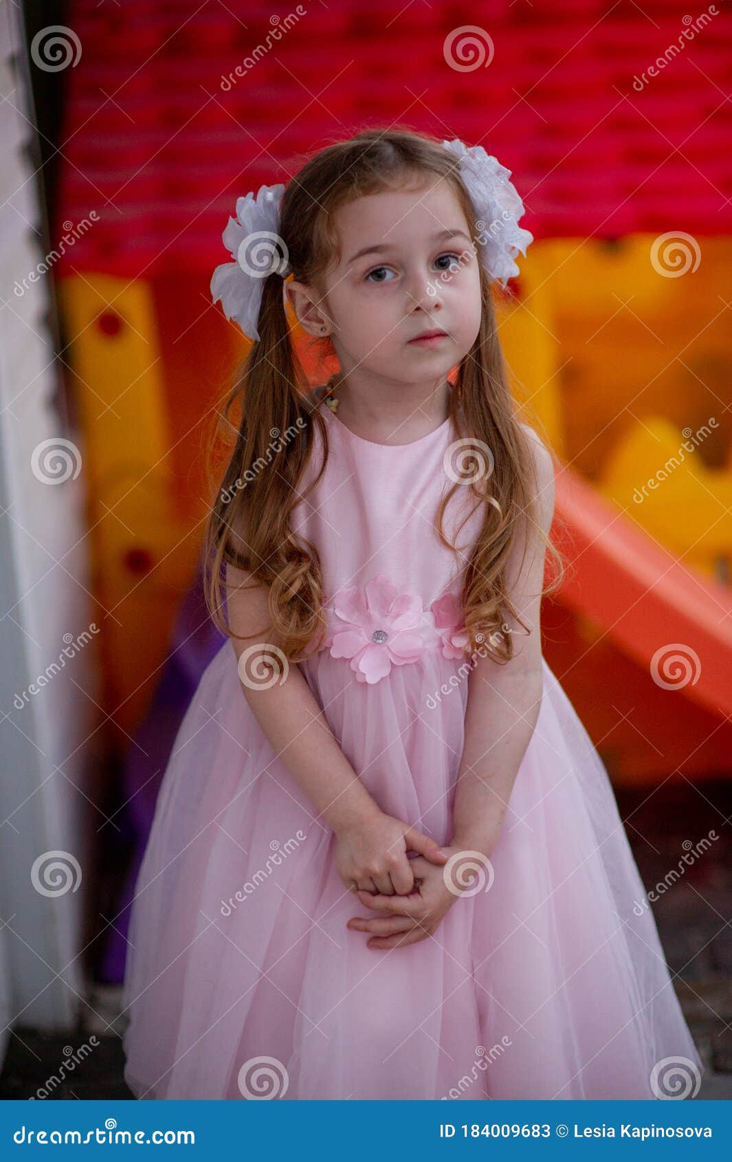 Bella Bambina Di Cinque Anni Con Un Vestito Da Principessa Rosa. Ritratto  Di Una Ragazza Bionda Felice, Di 5 Anni Immagine Stock - Immagine di  bambino, infanzia: 184009683