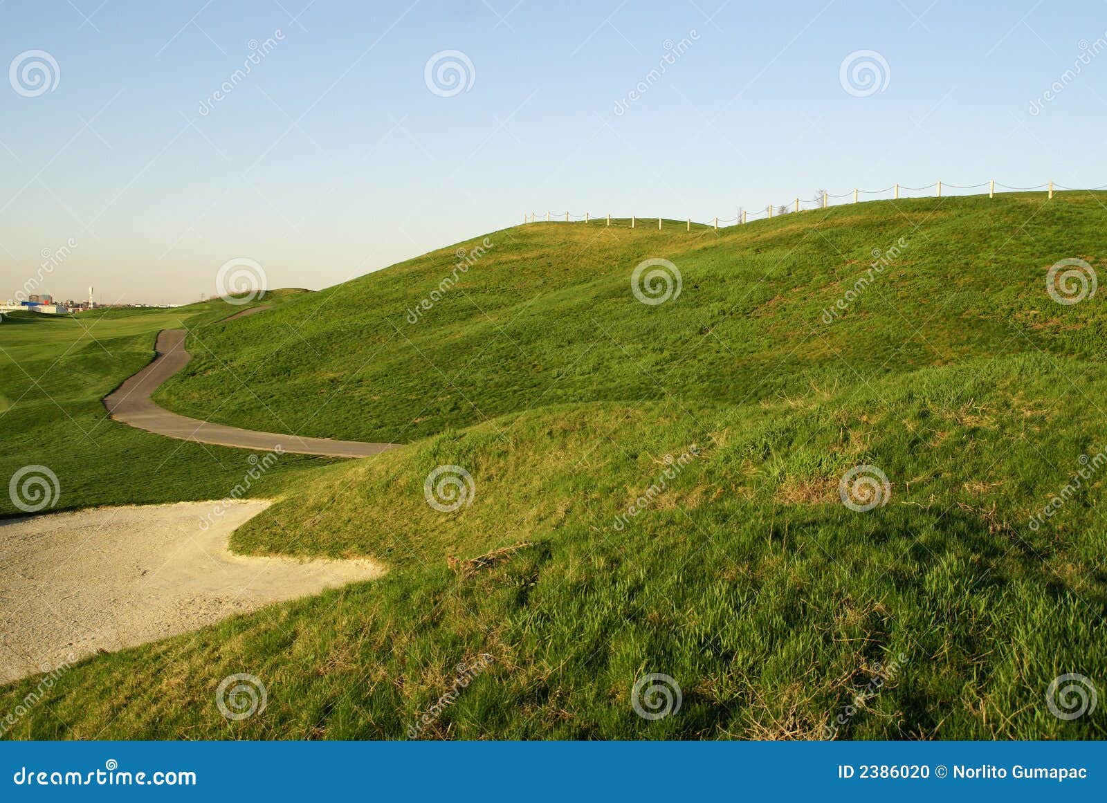 Bella collina di golf fotografia stock. Immagine di orizzonte - 2386020