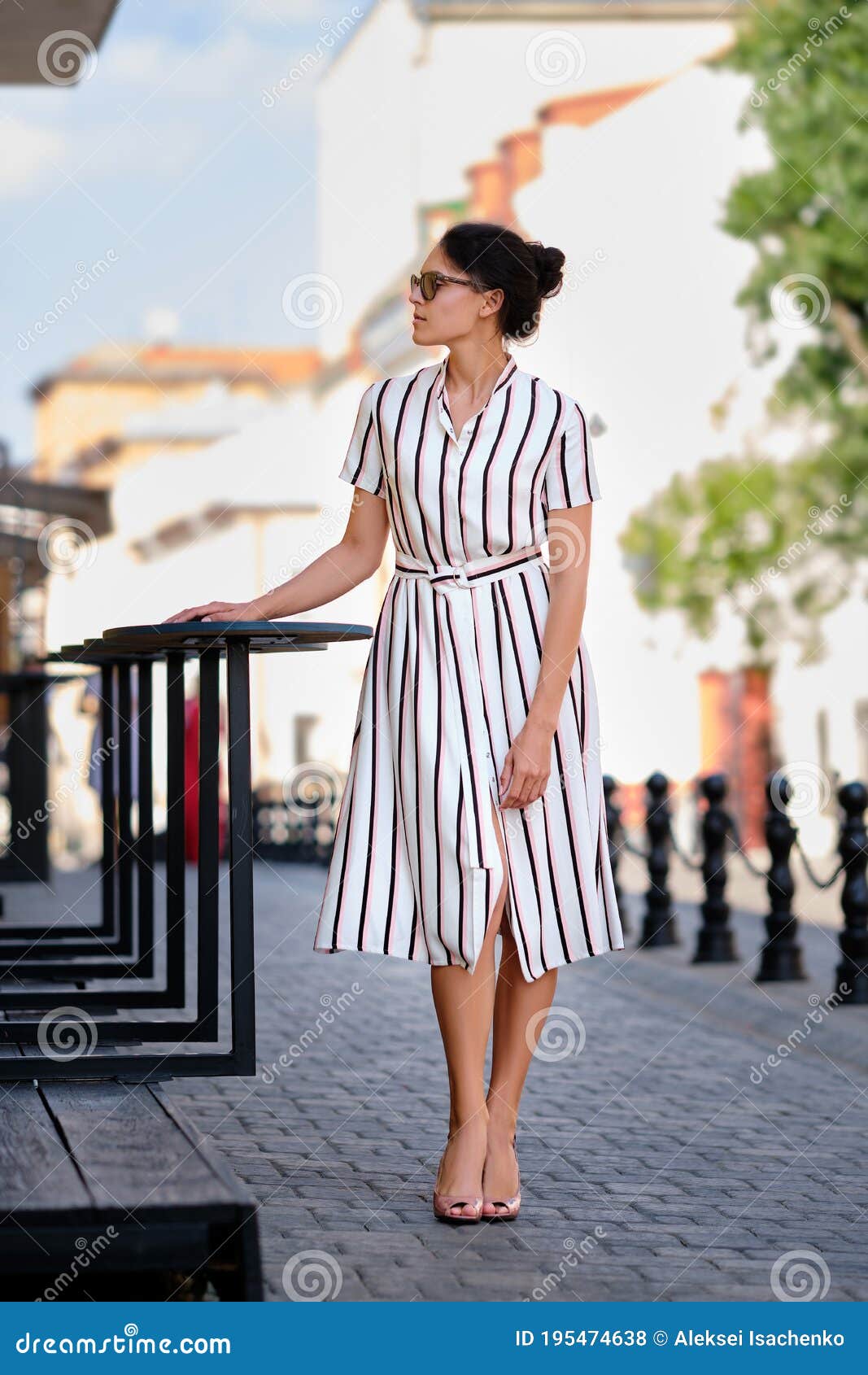 Bella Dama Con Vestido a Rayas En La Ciudad En Días Soleados Foto de archivo - Imagen de alineada, rayado: 195474638 Bella Dama Con Vestido a Rayas En La Ciudad En Días Soleados Foto de archivo - Imagen de alineada, rayado: 195474638