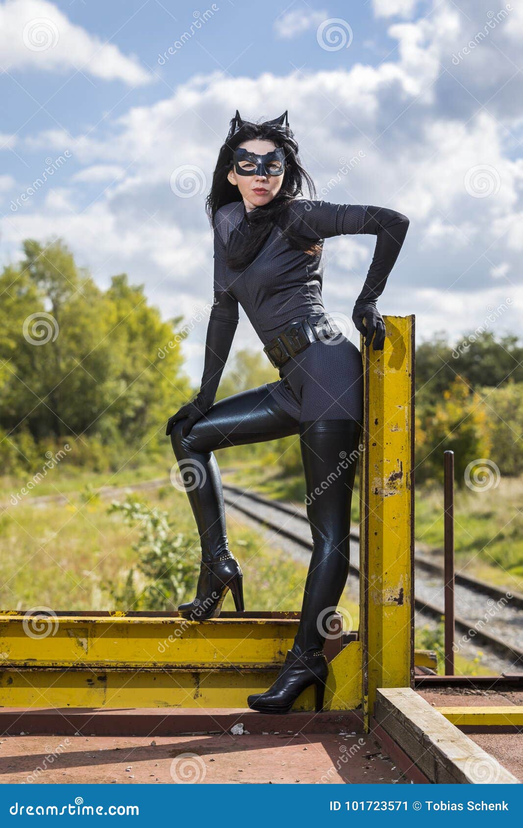 Bella Donna Che Porta Il Costume Di Catwoman Immagine Stock