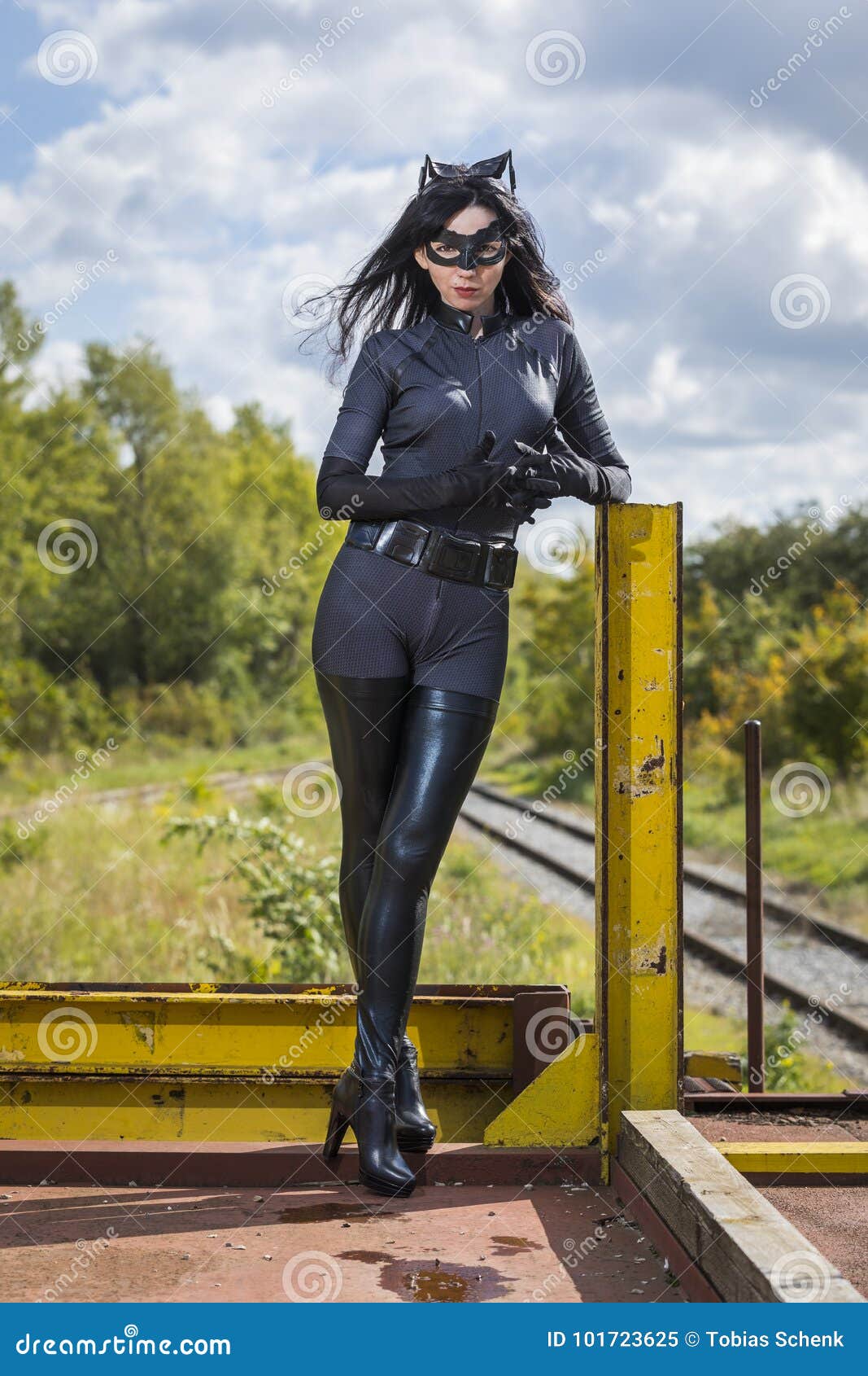 Bella Donna Che Porta Il Costume Di Catwoman Immagine Stock