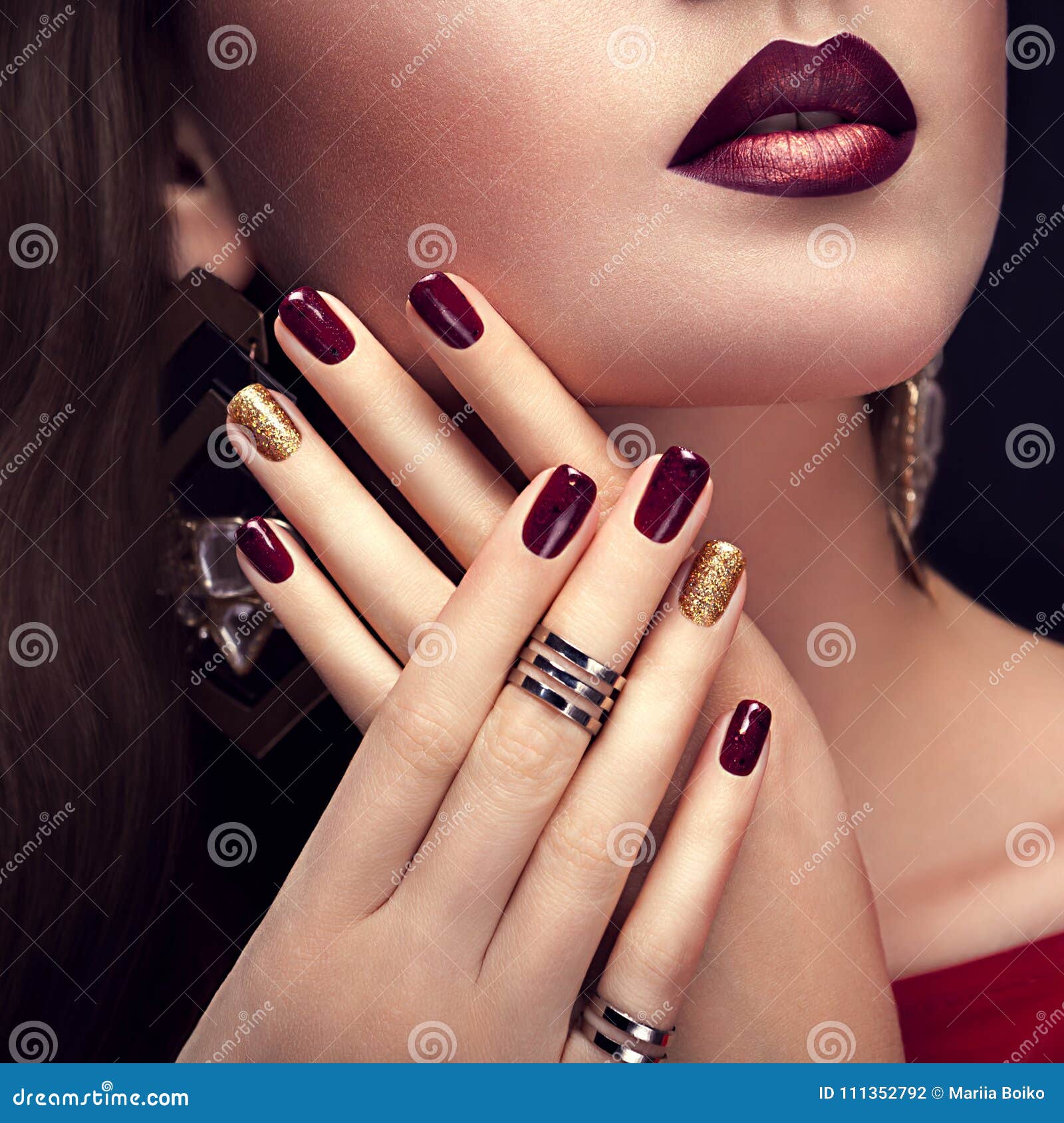 Bella Donna Con Trucco Perfetto Ed I Gioielli D'uso Del Manicure Dorato E  Di Borgogna Fotografia Stock - Immagine di signora, attrezzatura: 111352792