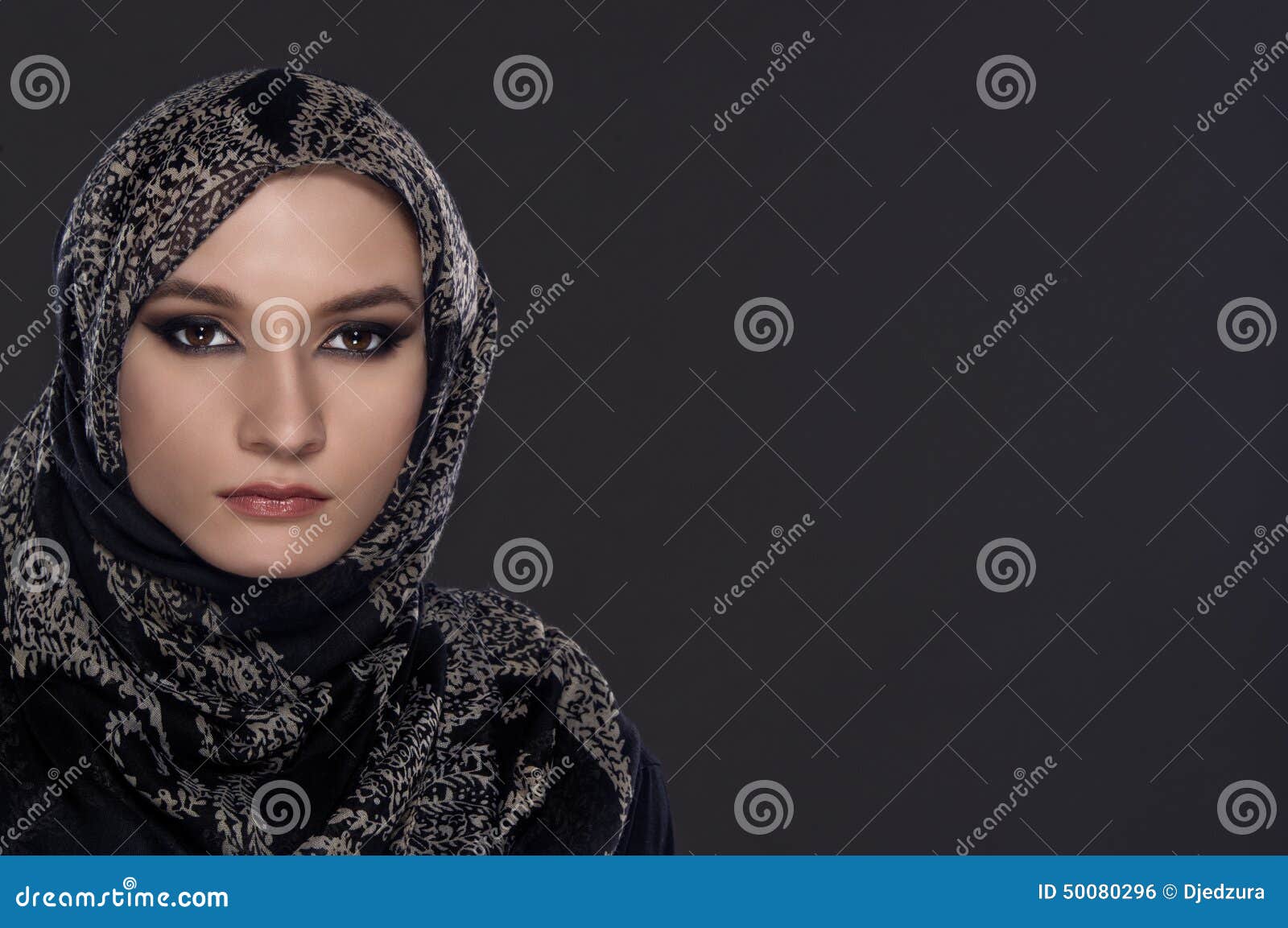 Bella Donna In Velo Del Medio Oriente Di Niqab Fotografia Stock Immagine Di Adulto Orientale 