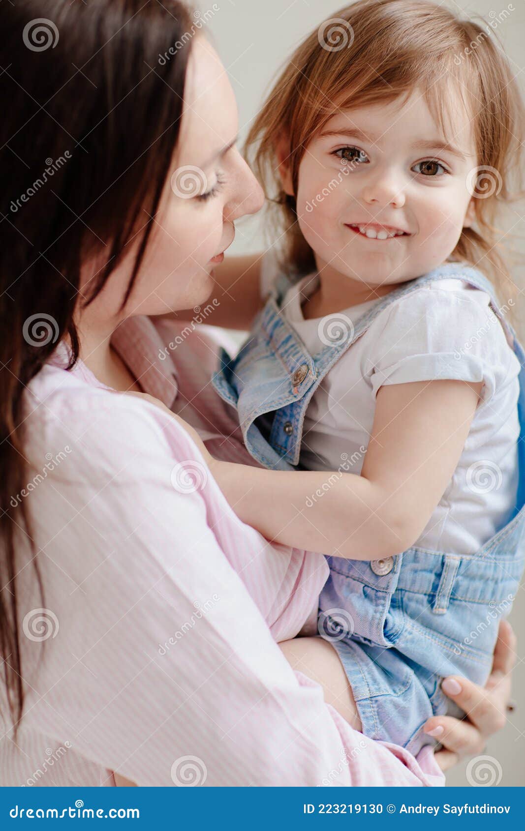 Bella Familia Feliz. Madre E Hija Abrazándose Foto de archivo - Imagen de  profesional, sonrisa: 223219130