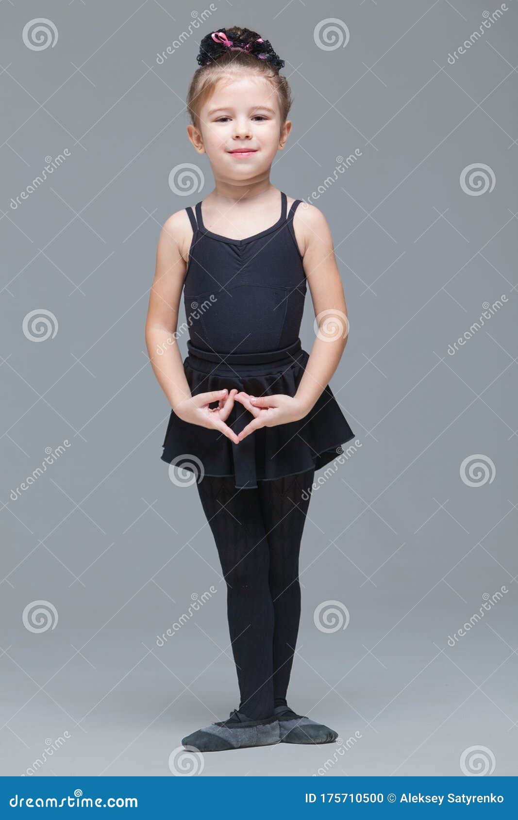 Niñas Que Bailan Ballet En Estudio Foto de archivo - Imagen de hembra,  ejercicio: 106340854