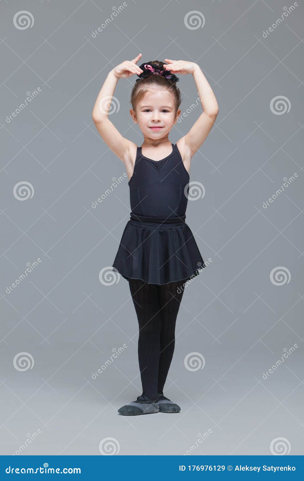 Bella Gimnasta De Niña En Ropa Negra Se a Convertir En Bailarina De Ballet Y Muestra Ejercicios En Gris de archivo - Imagen de actividad, lindo: