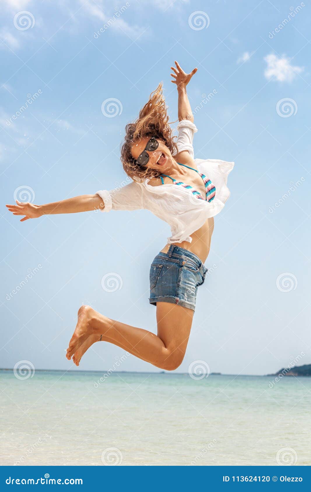 Шорты прыгать. Девушка в шортах прыгает. Девочка прыгает в шортах. Девушка в шортах скачет. Девушка в коротких оранжевых шортах прыгает на шаре.