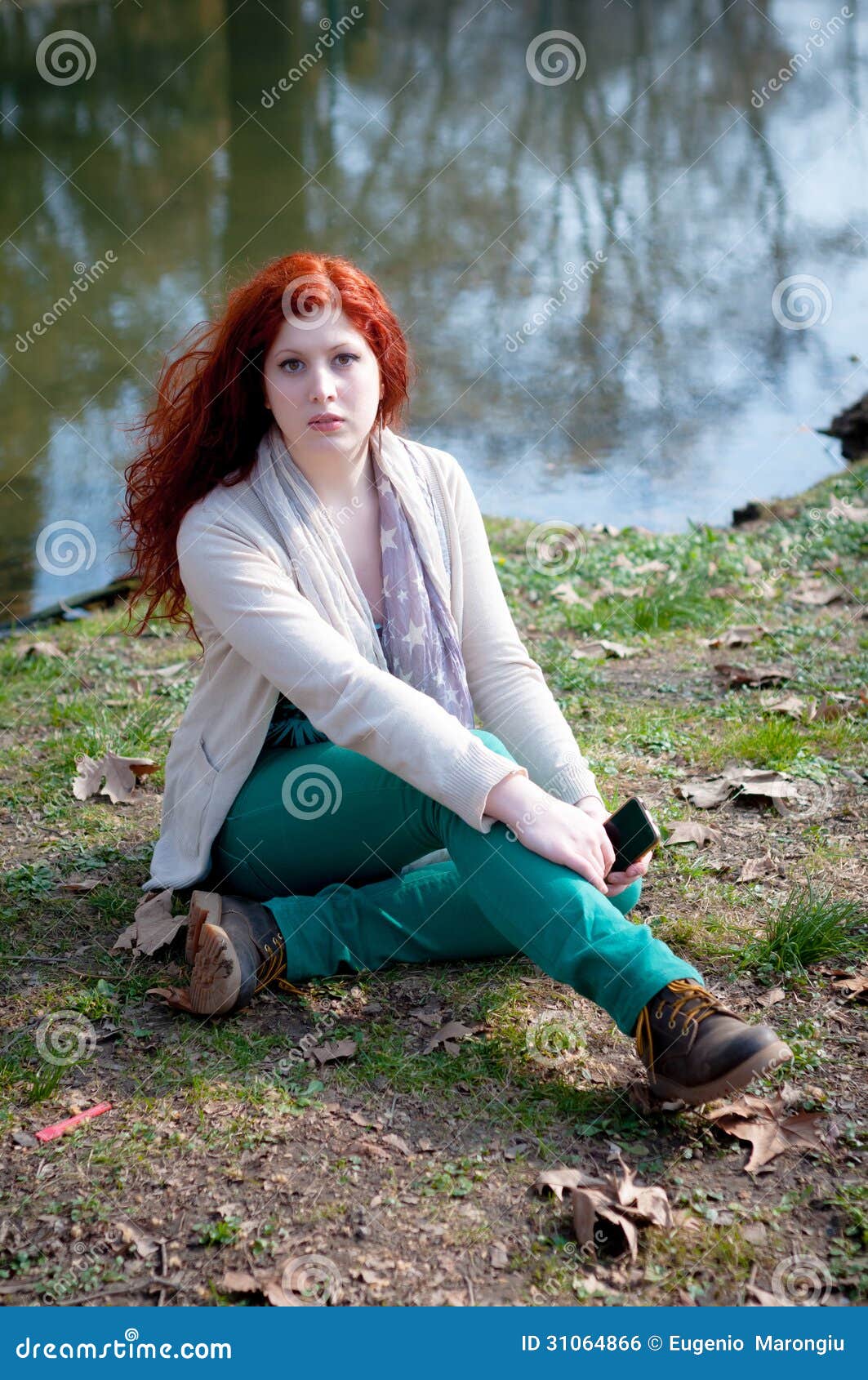 Bella giovane donna che posa nel parco della città