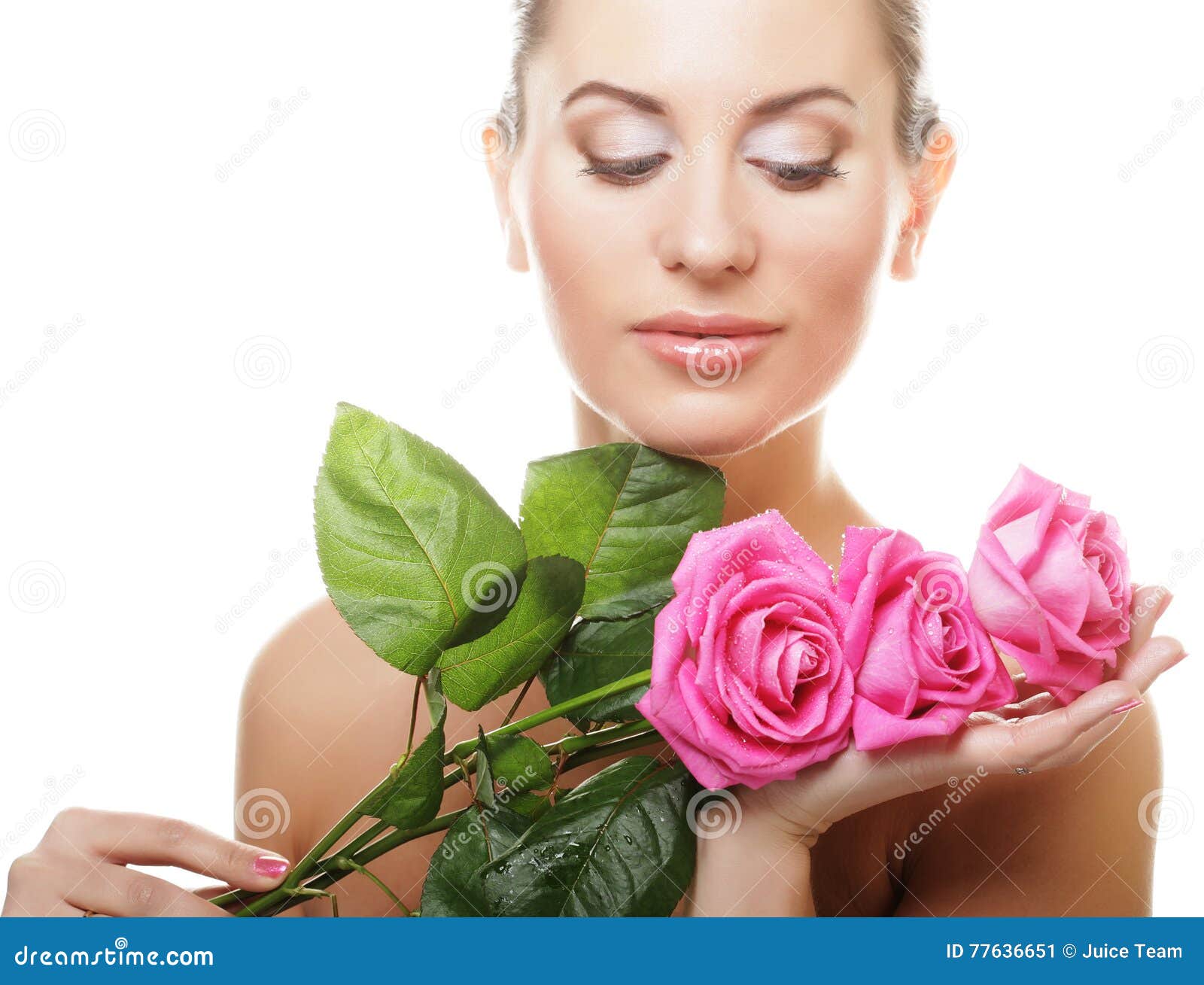 Bella Giovane Donna Con La Rosa Di Rosa Immagine Stock - Immagine di ...