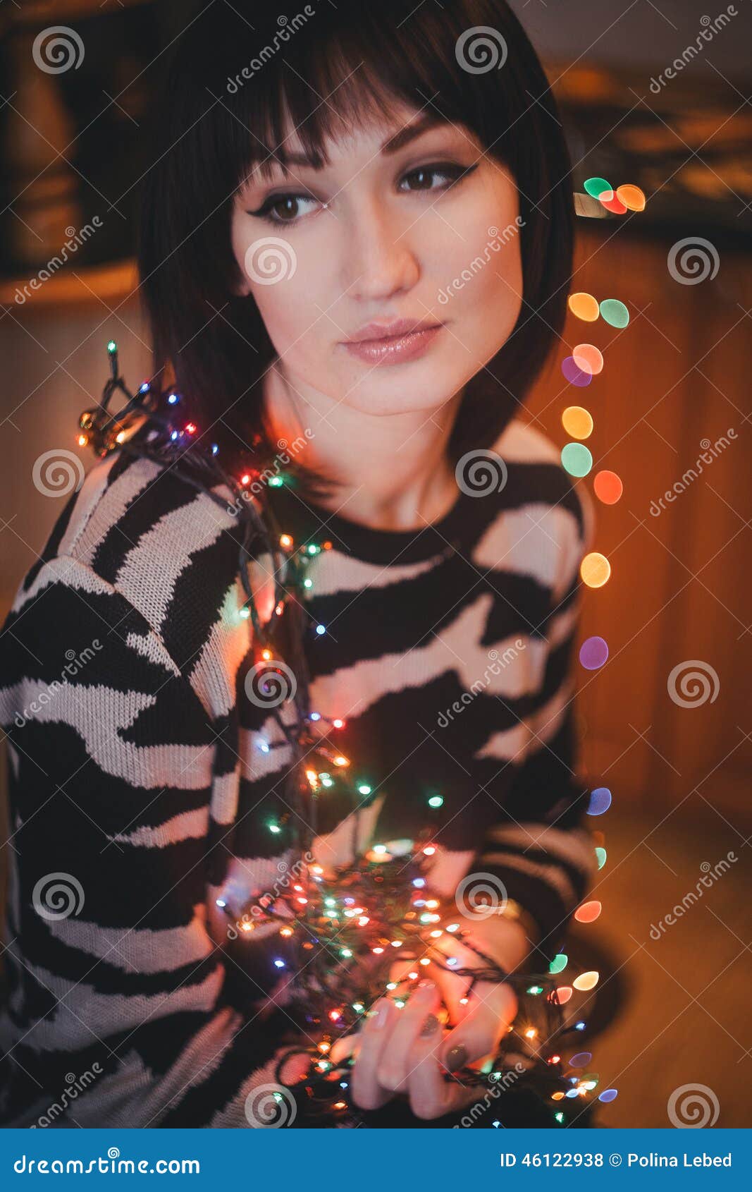 Foto Con Luci Di Natale.Bella Giovane Donna Con Le Luci Di Natale Fotografia Stock Immagine Di Dicembre Maglione 46122938