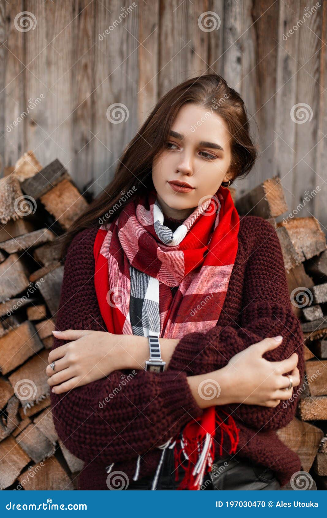 Donna anziana che indossa una giacca di lana e una calda sciarpa