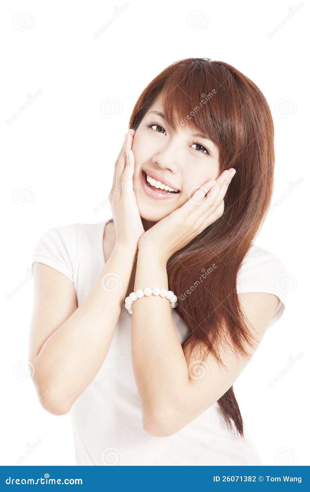 Bella giovane donna sorridente isolata su bianco