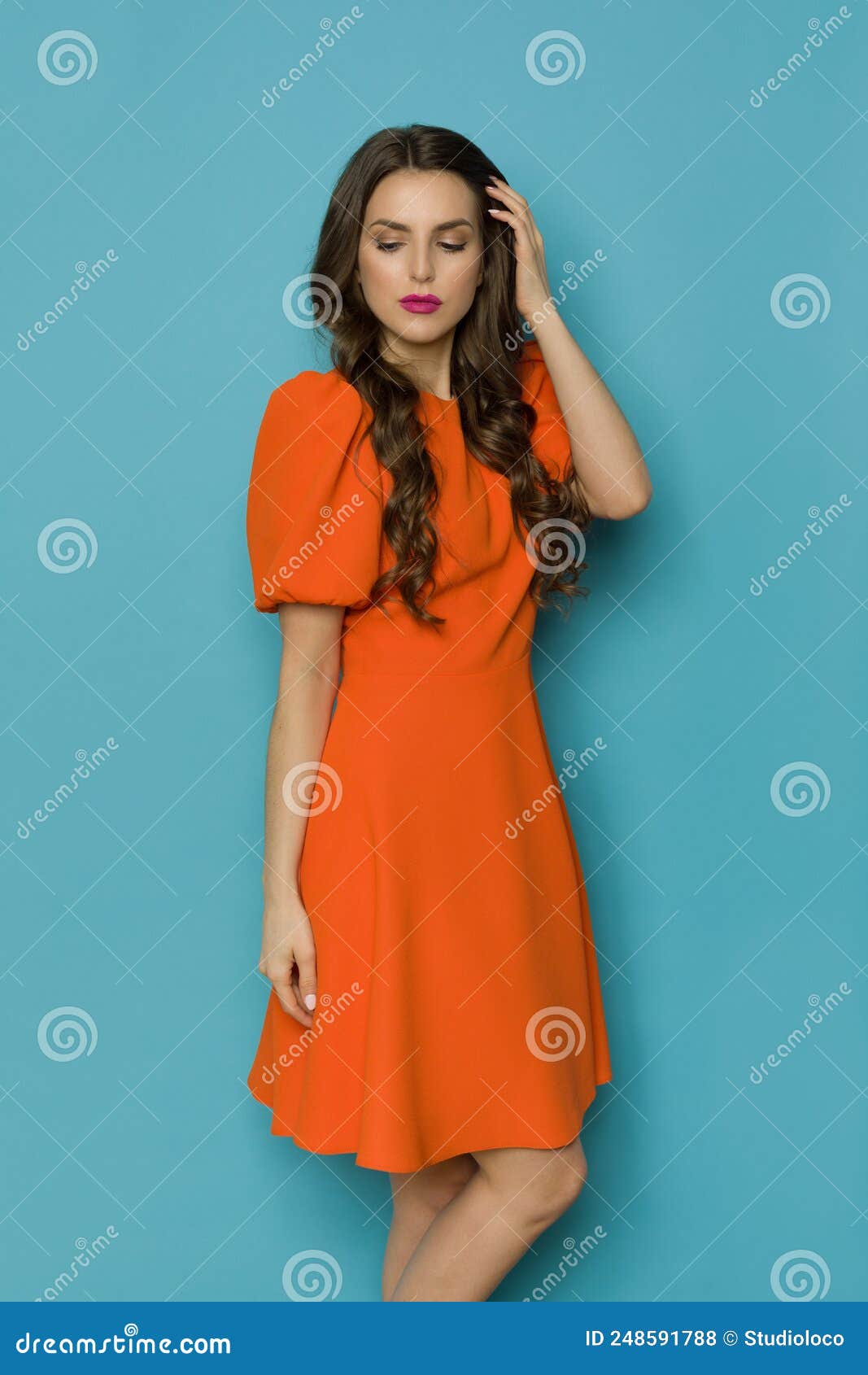 Bella Joven Con Un Mini Vestido De Cóctel Naranja Con Mangas Cortas  Hinchadas Foto de archivo - Imagen de azul, mini: 248591788