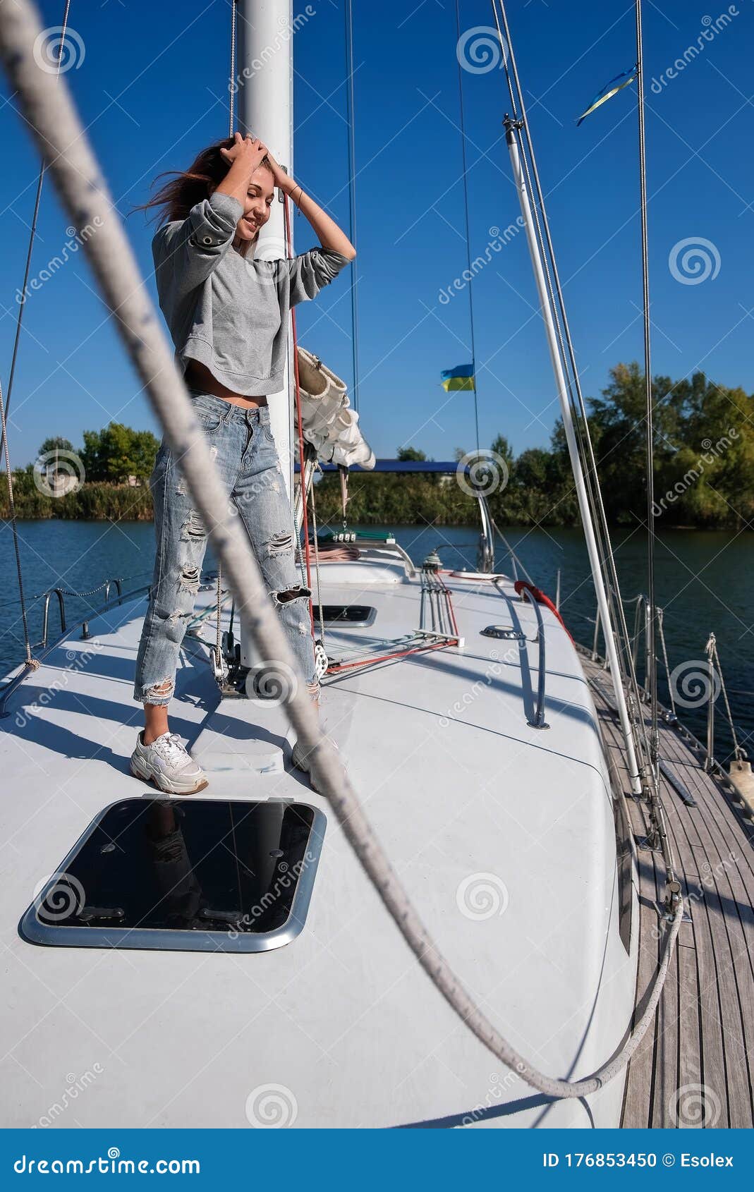 Bella Joven Posando En Yate El Modelo Navega A Bordo Foto De Archivo