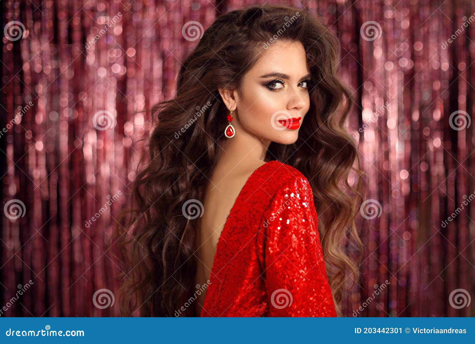 Bella Morena Con Vestido Rojo Con Pelo Ondulado Saludable. Maquillaje De  Glamour. Chica De Belleza De Moda Aislada En Una Fiesta D Imagen de archivo  - Imagen de sano, modelo: 203442301